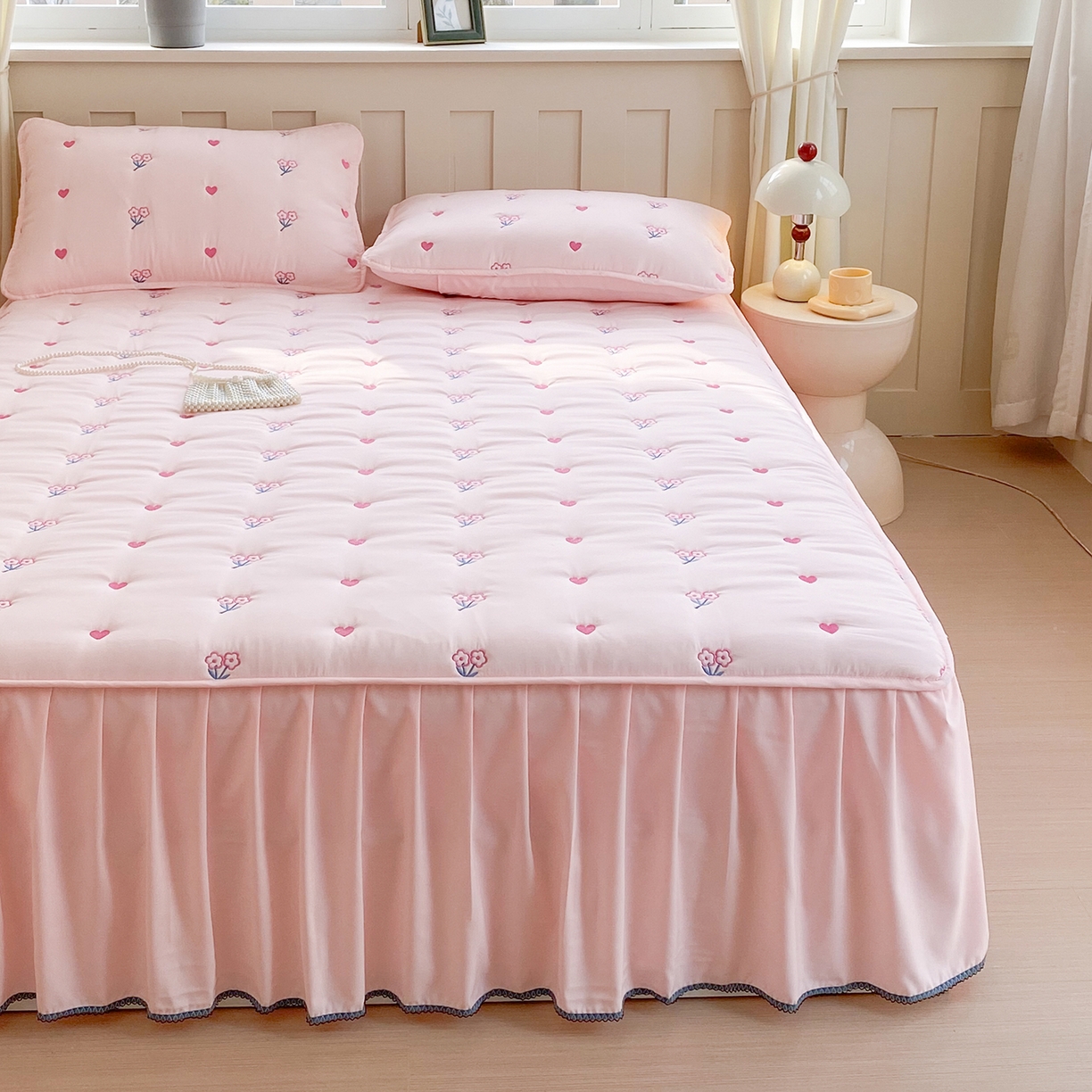 91家纺网 家纺一手货源 找家纺 尊康家纺（原磊科） 2026新款奶昔棉抗菌夹棉床裙款床笠-花语系列 花语-粉玉