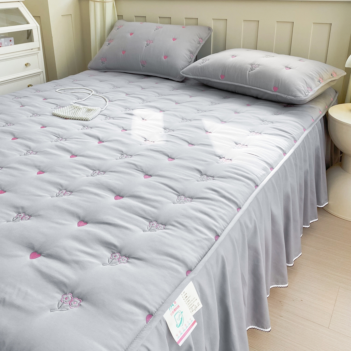 91家纺网 家纺一手货源 找家纺 尊康家纺（原磊科） 2026新款奶昔棉抗菌夹棉床裙款床笠-花语系列 花语-绅士灰