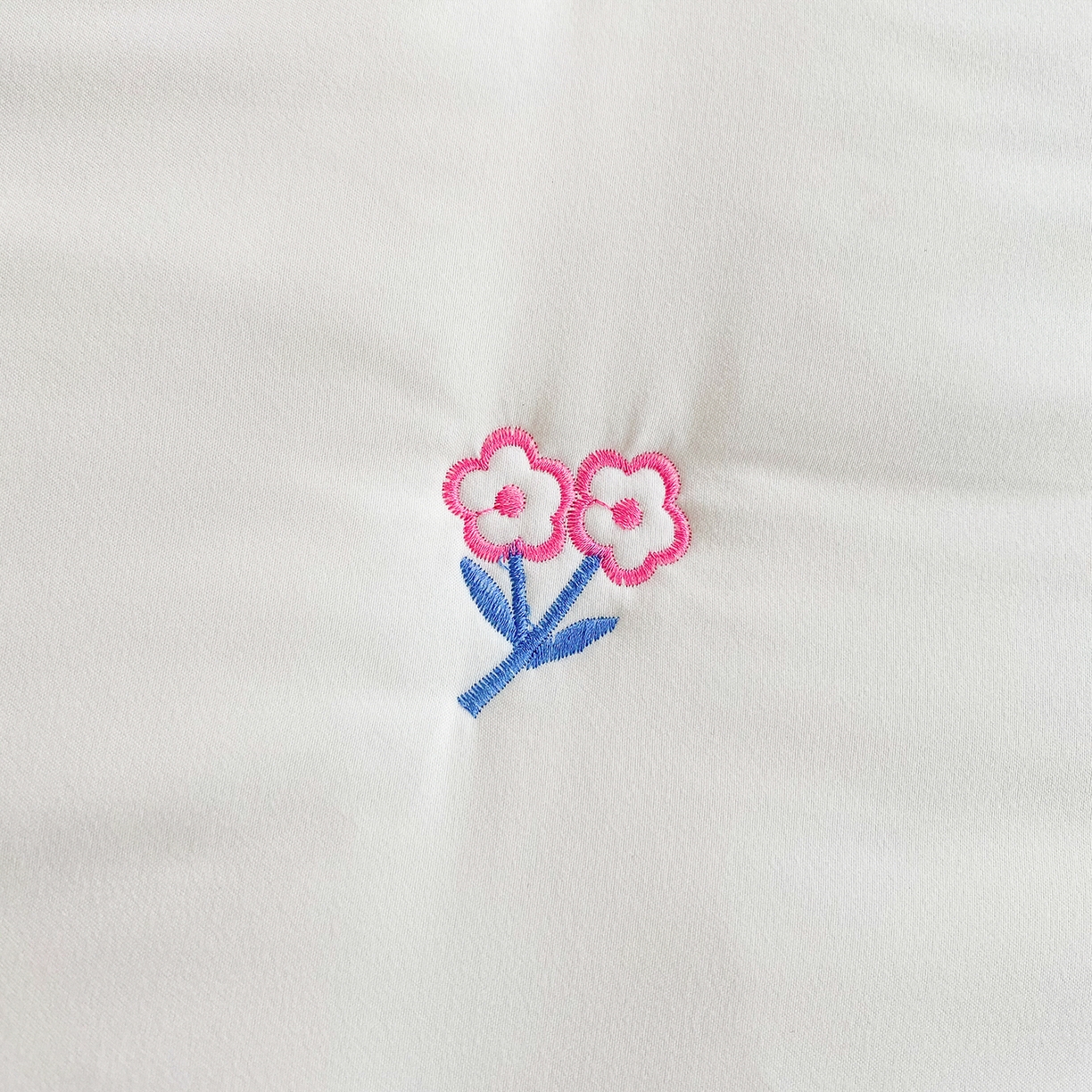 91家纺网 家纺一手货源 找家纺 尊康家纺（原磊科） 2026新款奶昔棉抗菌夹棉床裙款床笠-花语系列 花语-米白