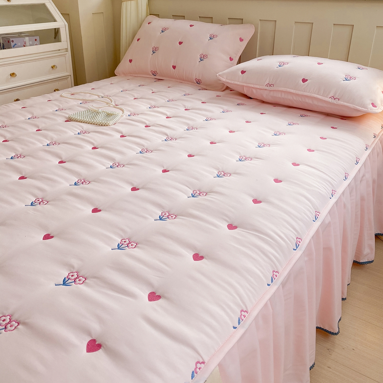 91家纺网 家纺一手货源 找家纺 尊康家纺（原磊科） 2026新款奶昔棉抗菌夹棉床裙款床笠-花语系列 花语-粉玉