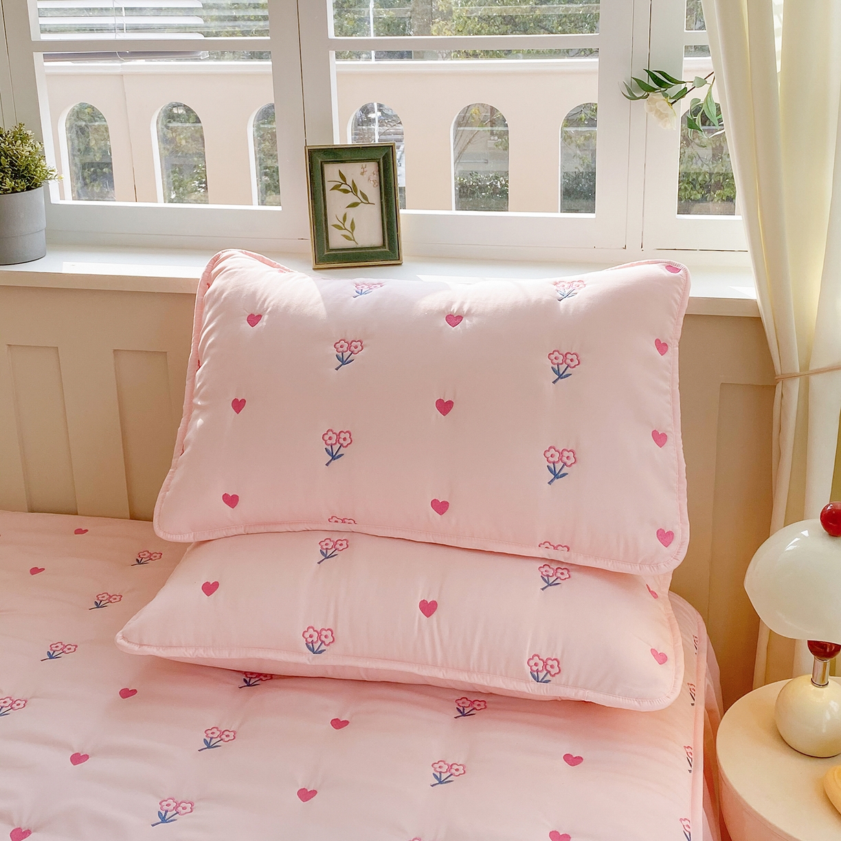 91家纺网 家纺一手货源 找家纺 尊康家纺（原磊科） 2026新款奶昔棉抗菌夹棉床裙款床笠-花语系列 花语-粉玉