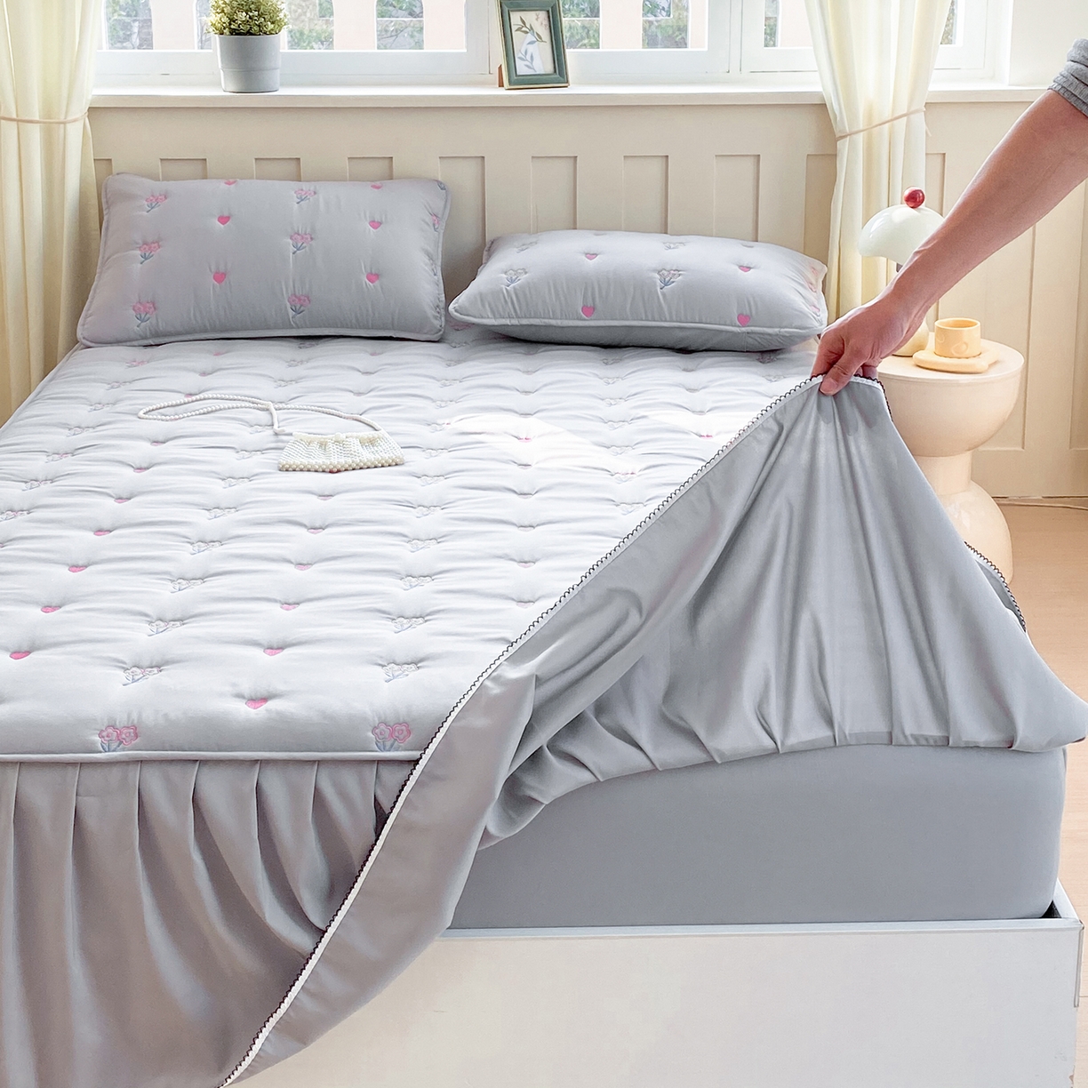 91家纺网 家纺一手货源 找家纺 尊康家纺（原磊科） 2026新款奶昔棉抗菌夹棉床裙款床笠-花语系列 花语-绅士灰