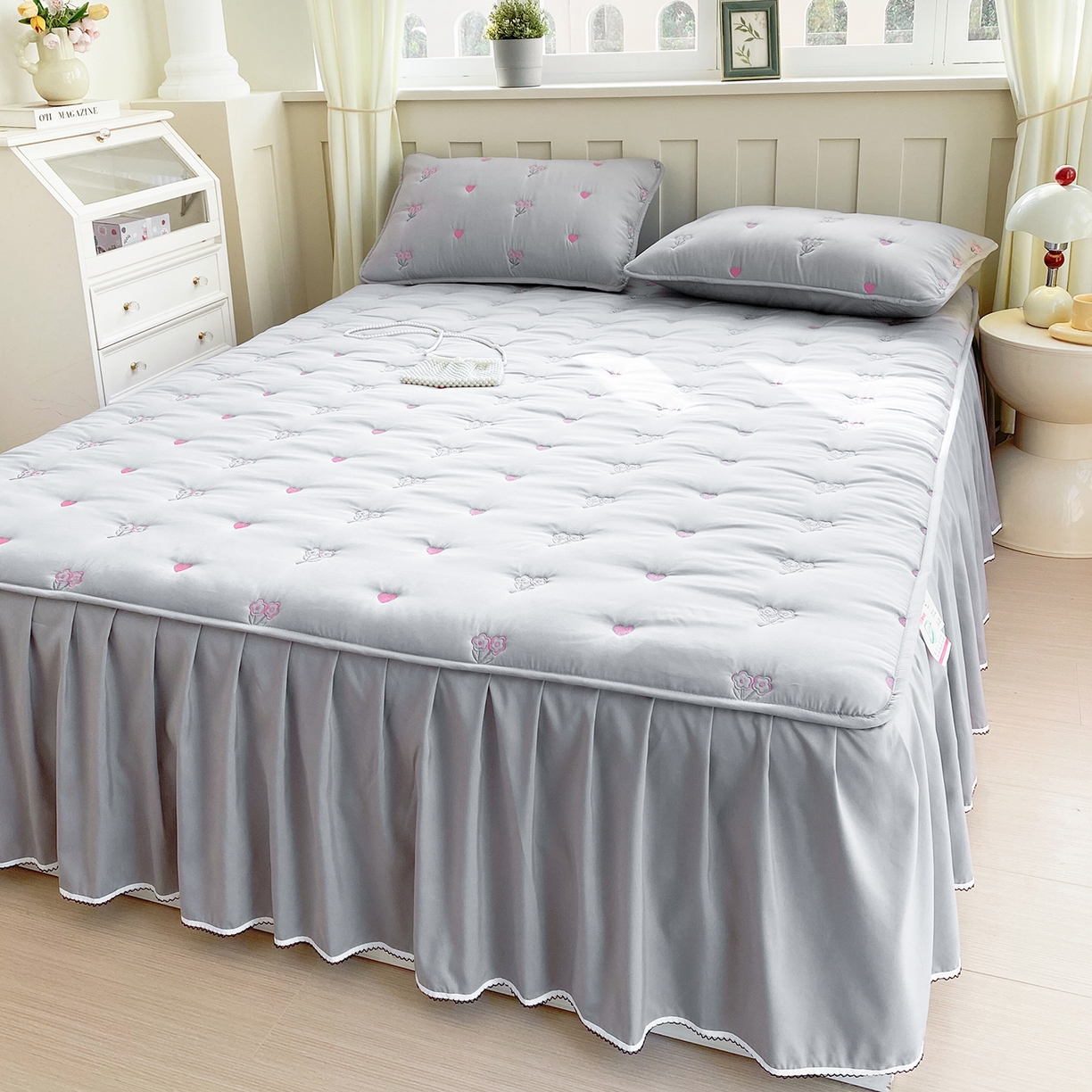 91家纺网 家纺一手货源 找家纺 尊康家纺（原磊科） 2026新款奶昔棉抗菌夹棉床裙款床笠-花语系列 花语-绅士灰