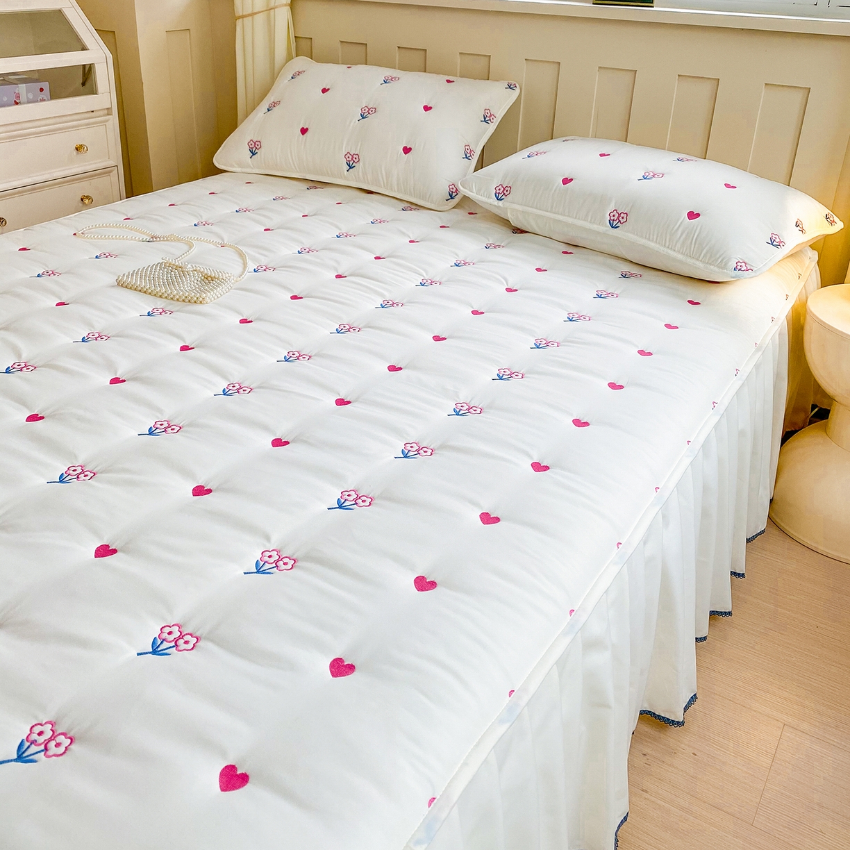 91家纺网 家纺一手货源 找家纺 尊康家纺（原磊科） 2026新款奶昔棉抗菌夹棉床裙款床笠-花语系列 花语-米白