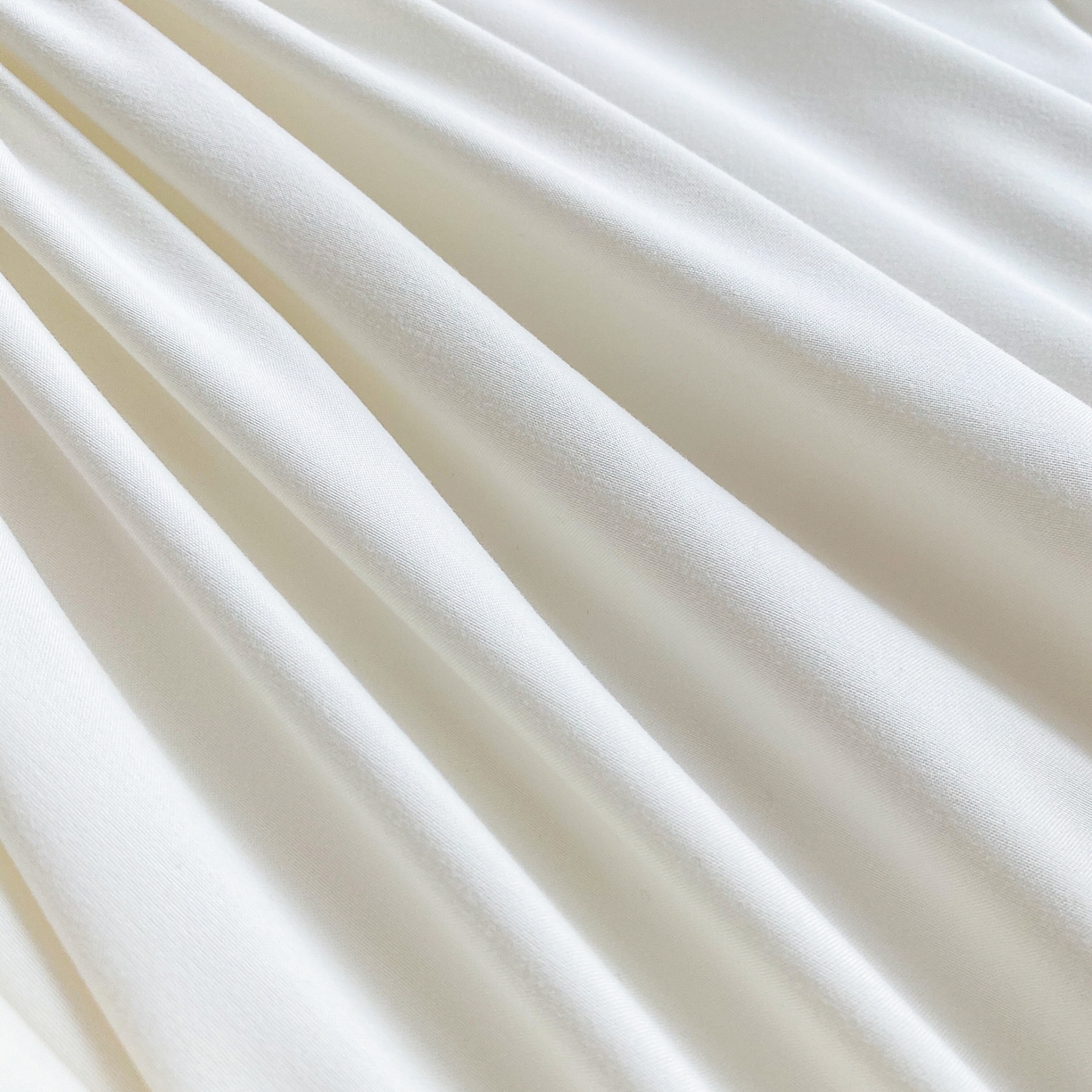 91家纺网 家纺一手货源 找家纺 尊康家纺（原磊科） 2026新款奶昔棉抗菌夹棉床裙款床笠-花语系列 花语-米白