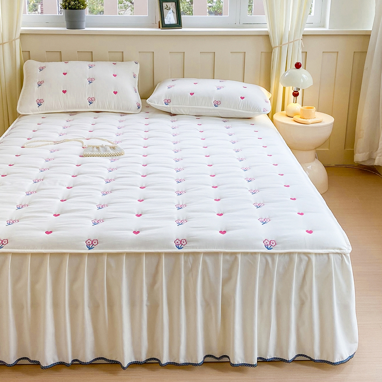 91家纺网 家纺一手货源 找家纺 尊康家纺（原磊科） 2026新款奶昔棉抗菌夹棉床裙款床笠-花语系列 花语-米白