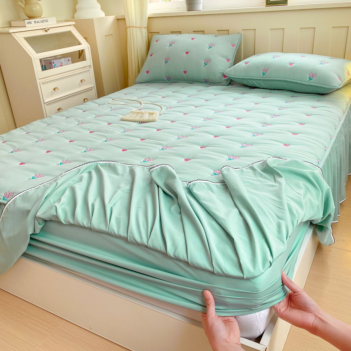 91家纺网 家纺一手货源 找家纺 （总）尊康家纺（原磊科） 2026新款奶昔棉抗菌夹棉床裙款床笠-花语系列