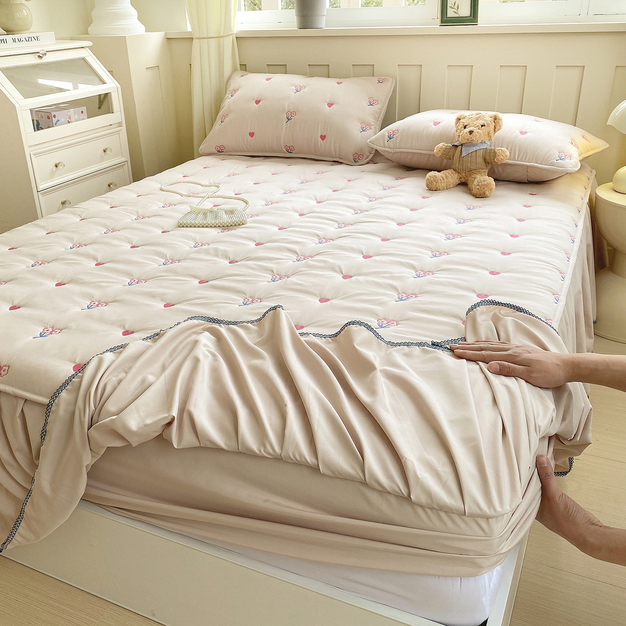 91家纺网 家纺一手货源 找家纺 尊康家纺（原磊科） 2026新款奶昔棉抗菌夹棉床裙款床笠-花语系列 花语-香槟