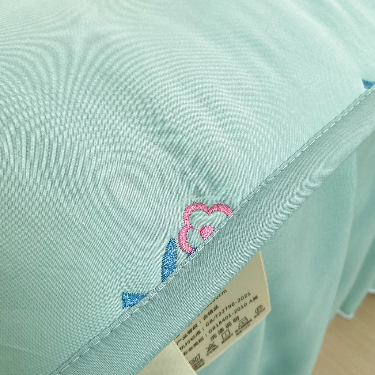 91家纺网 家纺一手货源 找家纺 尊康家纺（原磊科） 2026新款奶昔棉抗菌夹棉床裙款床笠-花语系列 花语-薄荷绿