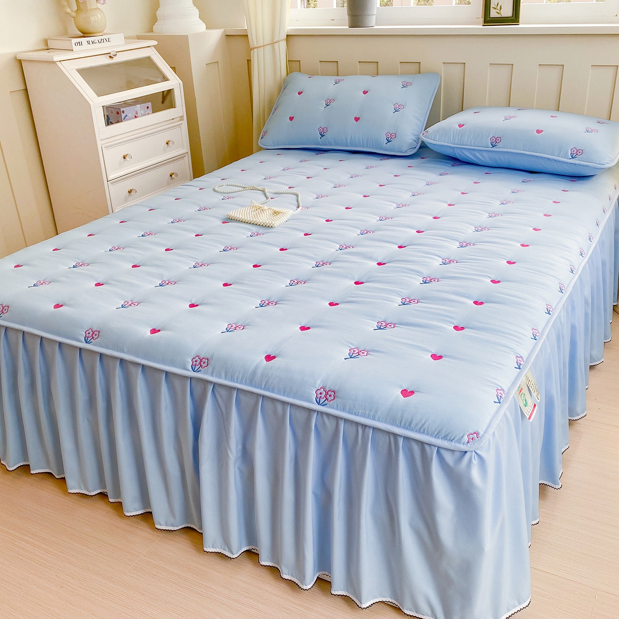 91家纺网 家纺一手货源 找家纺 尊康家纺（原磊科） 2026新款奶昔棉抗菌夹棉床裙款床笠-花语系列 花语-天空蓝