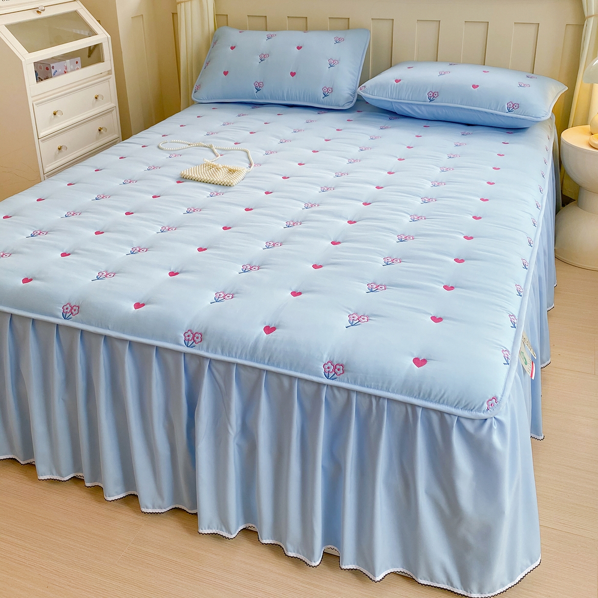 91家纺网 家纺一手货源 找家纺 尊康家纺（原磊科） 2026新款奶昔棉抗菌夹棉床裙款床笠-花语系列 花语-天空蓝