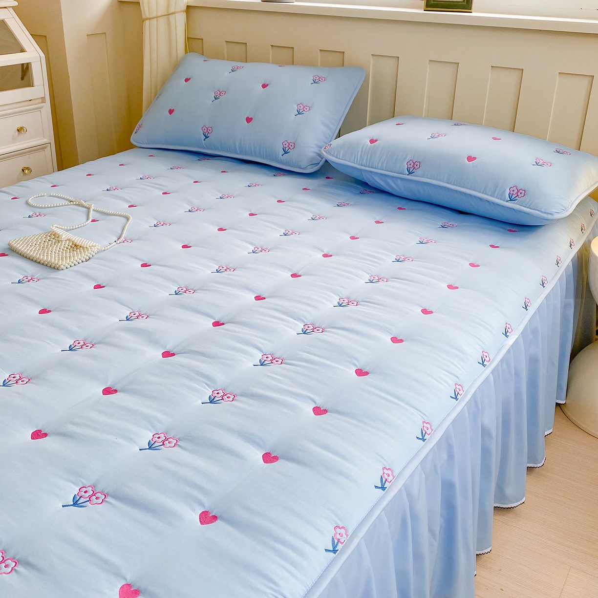 91家纺网 家纺一手货源 找家纺 尊康家纺（原磊科） 2026新款奶昔棉抗菌夹棉床裙款床笠-花语系列 花语-天空蓝