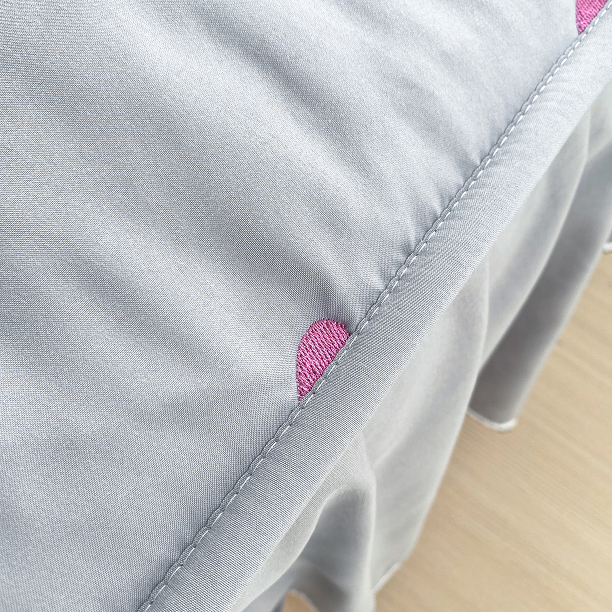 91家纺网 家纺一手货源 找家纺 尊康家纺（原磊科） 2026新款奶昔棉抗菌夹棉床裙款床笠-花语系列 花语-绅士灰