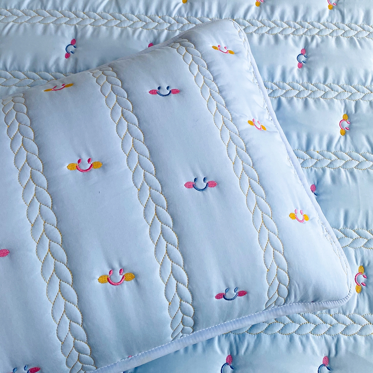 91家纺网 家纺一手货源 找家纺 尊康家纺（原磊科） 2026新款奶昔棉抗菌夹棉床裙款床笠-云尚系列 云尚-天空蓝