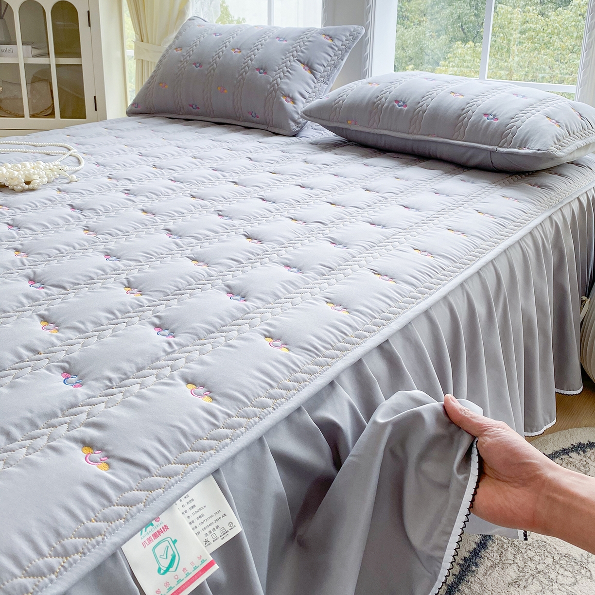 91家纺网 家纺一手货源 找家纺 尊康家纺（原磊科） 2026新款奶昔棉抗菌夹棉床裙款床笠-云尚系列 云尚-绅士灰