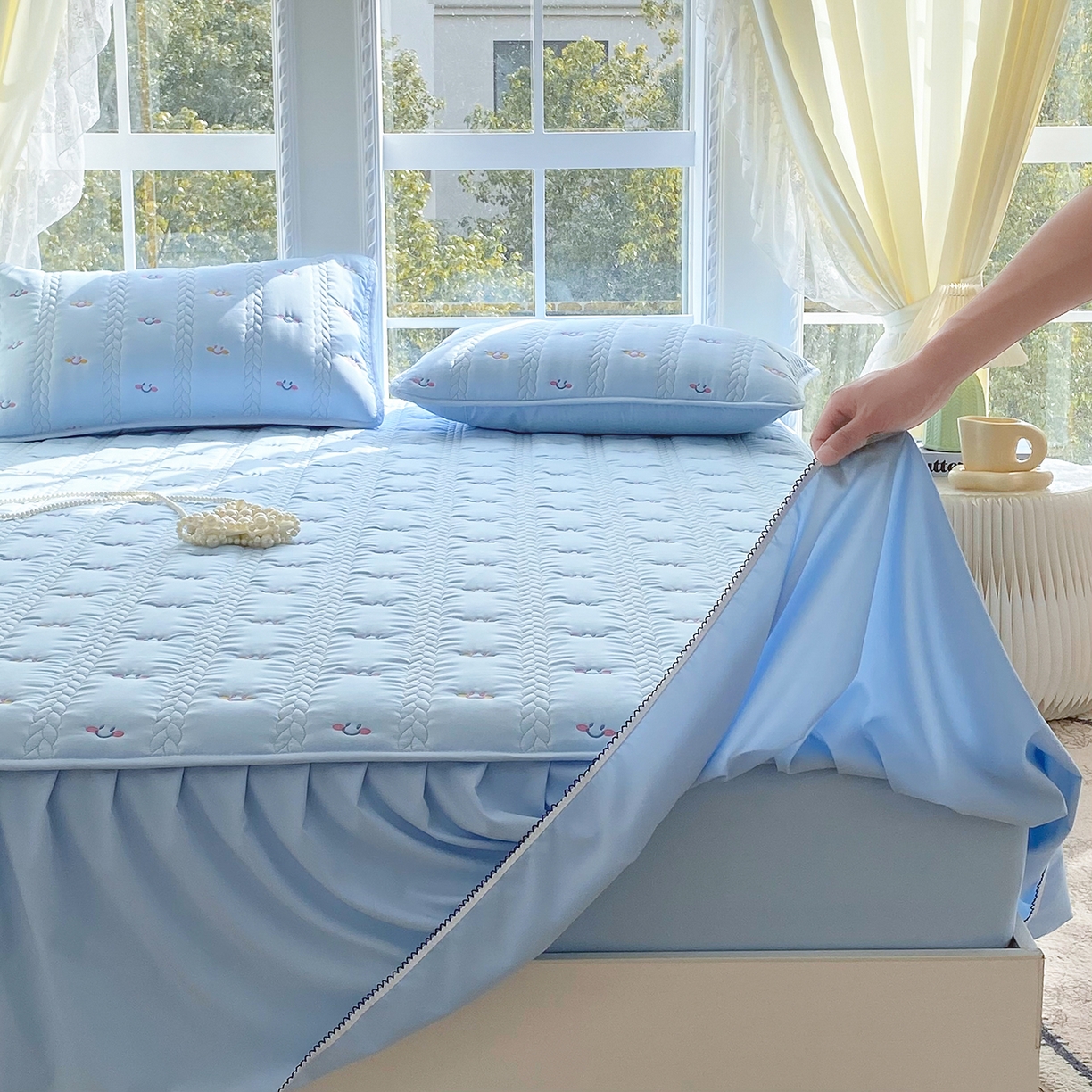 91家纺网 家纺一手货源 找家纺 尊康家纺（原磊科） 2026新款奶昔棉抗菌夹棉床裙款床笠-云尚系列 云尚-天空蓝