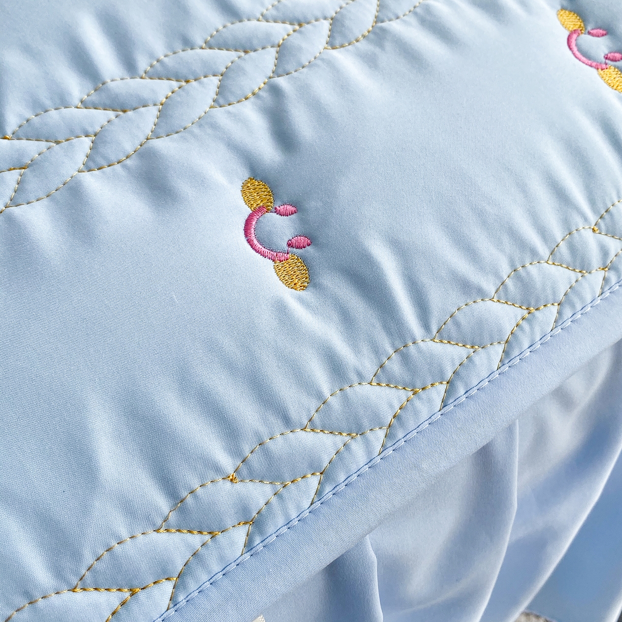 91家纺网 家纺一手货源 找家纺 尊康家纺（原磊科） 2026新款奶昔棉抗菌夹棉床裙款床笠-云尚系列 云尚-天空蓝