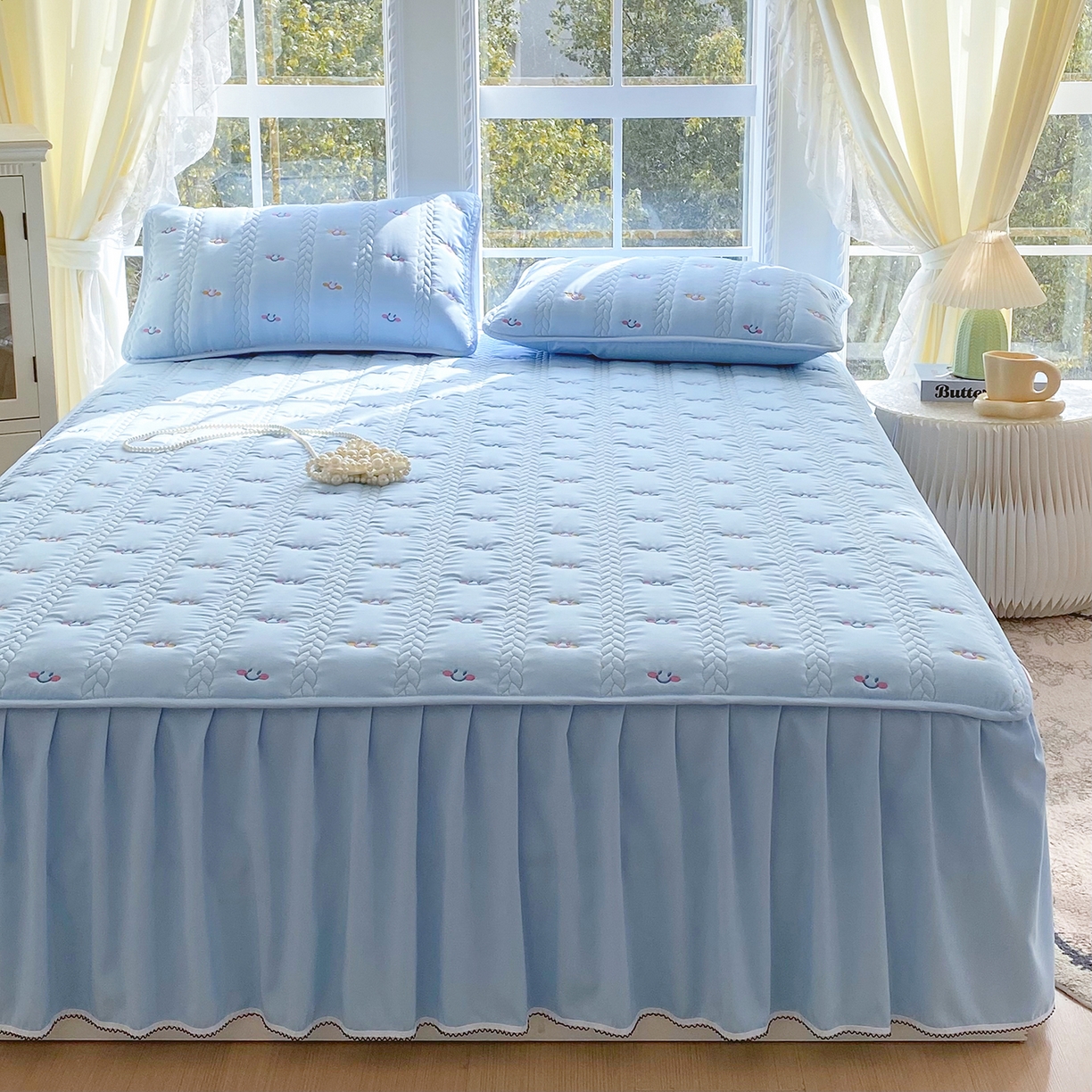 91家纺网 家纺一手货源 找家纺 尊康家纺（原磊科） 2026新款奶昔棉抗菌夹棉床裙款床笠-云尚系列 云尚-天空蓝