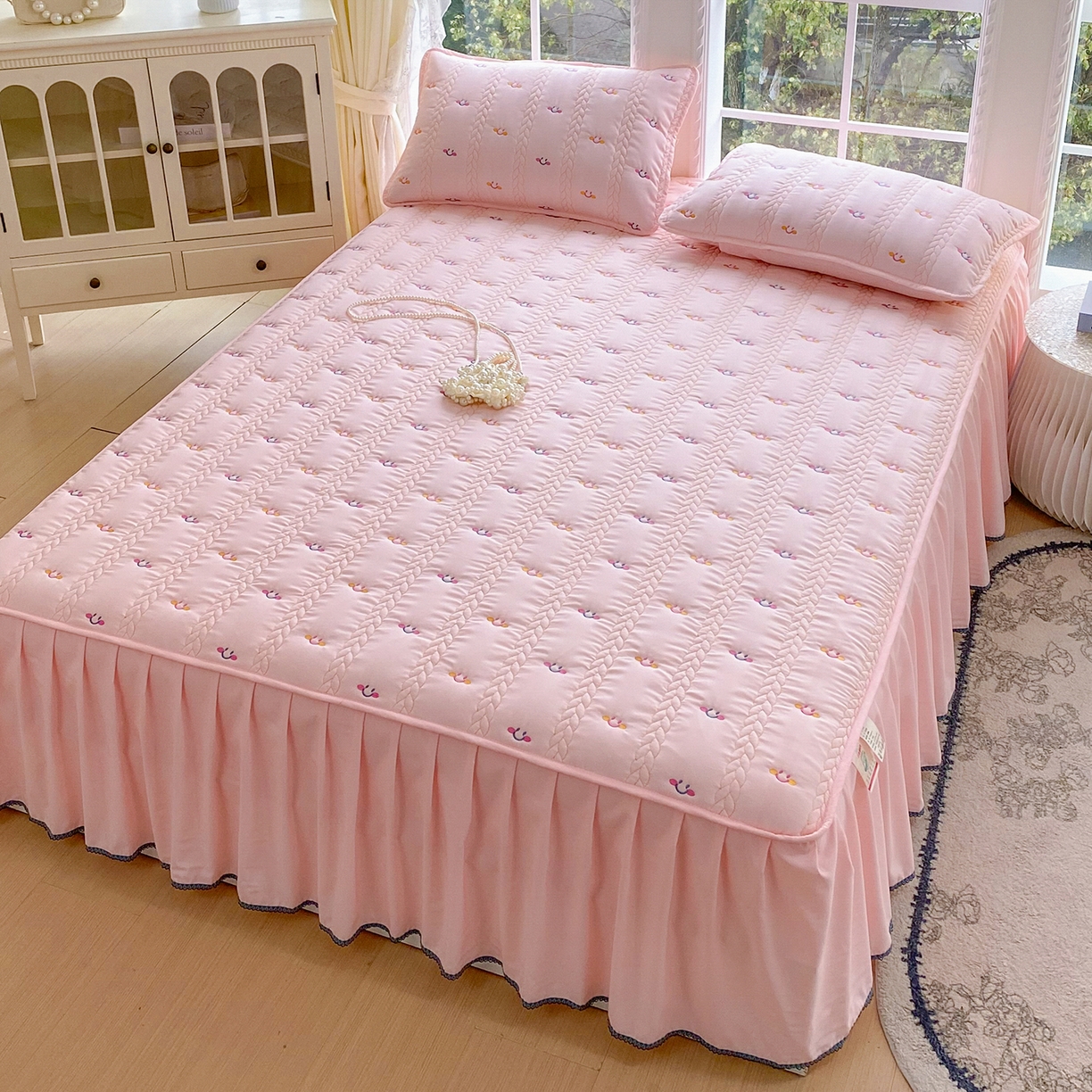 91家纺网 家纺一手货源 找家纺 尊康家纺（原磊科） 2026新款奶昔棉抗菌夹棉床裙款床笠-云尚系列 云尚-粉玉