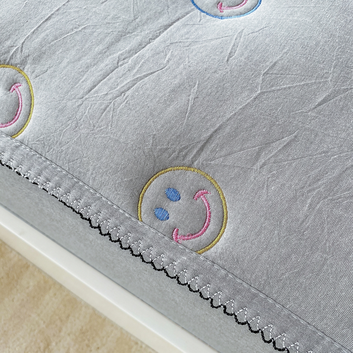 91家纺网 家纺一手货源 找家纺 尊康家纺（原磊科） 2026新款全棉水洗棉色织大豆棉床笠-艾薇儿系列 艾薇儿-绅士灰