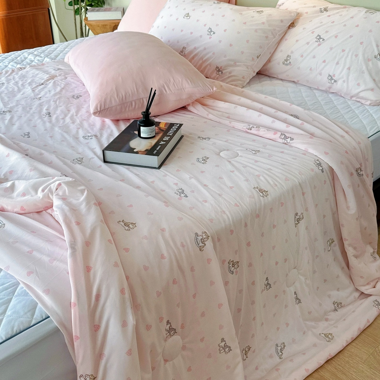 91家纺网 家纺一手货源 找家纺 兜米家居 2026春夏新款A类冰激凌凉感夏被被子被芯 爱心小马