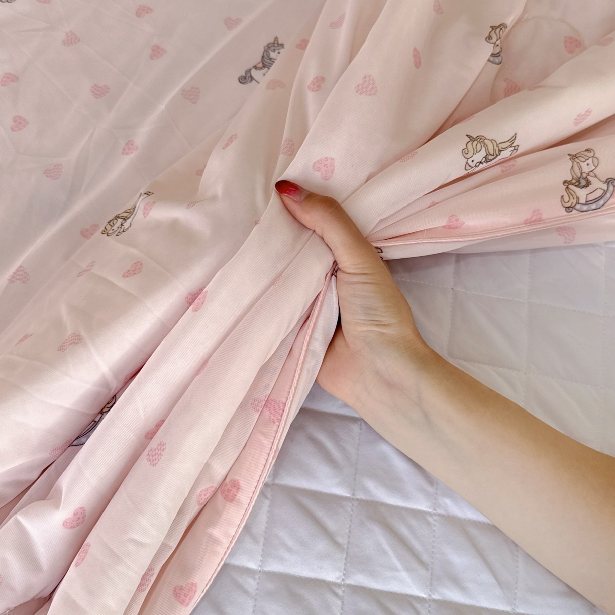 91家纺网 家纺一手货源 找家纺 兜米家居 2026春夏新款A类冰激凌凉感夏被被子被芯 爱心小马