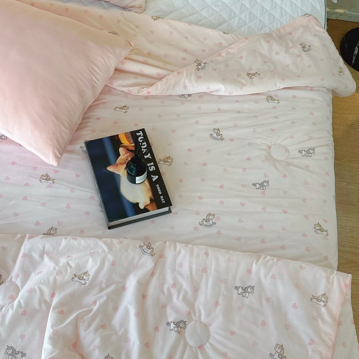 91家纺网 家纺一手货源 找家纺 兜米家居 2026春夏新款A类冰激凌凉感夏被被子被芯 爱心小马