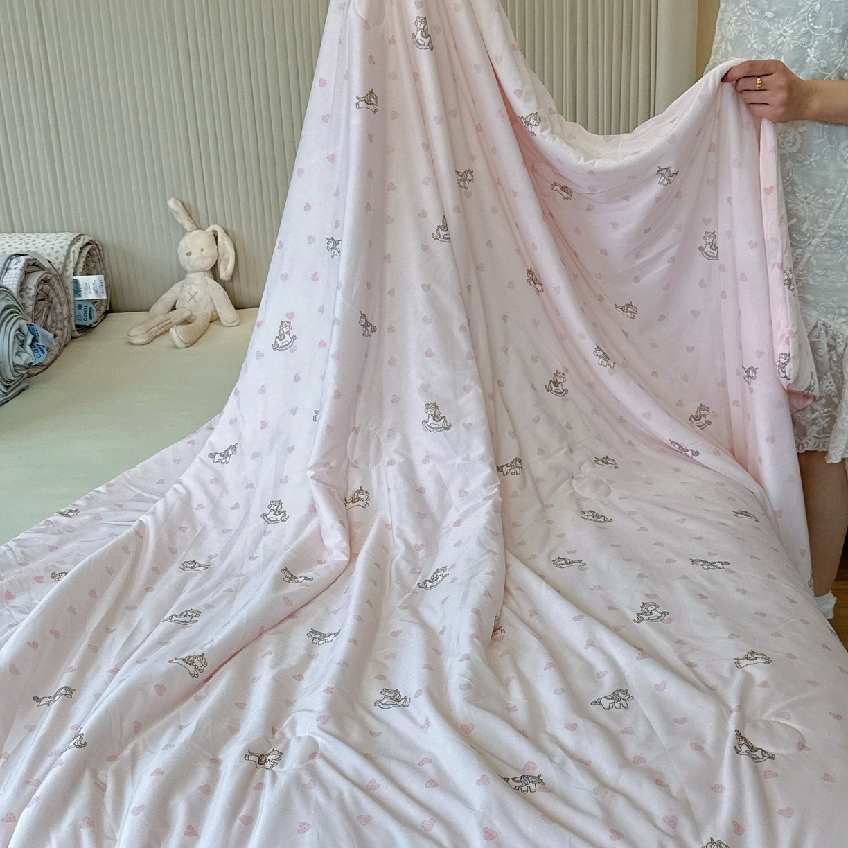 91家纺网 家纺一手货源 找家纺 兜米家居 2026春夏新款A类冰激凌凉感夏被被子被芯 爱心小马