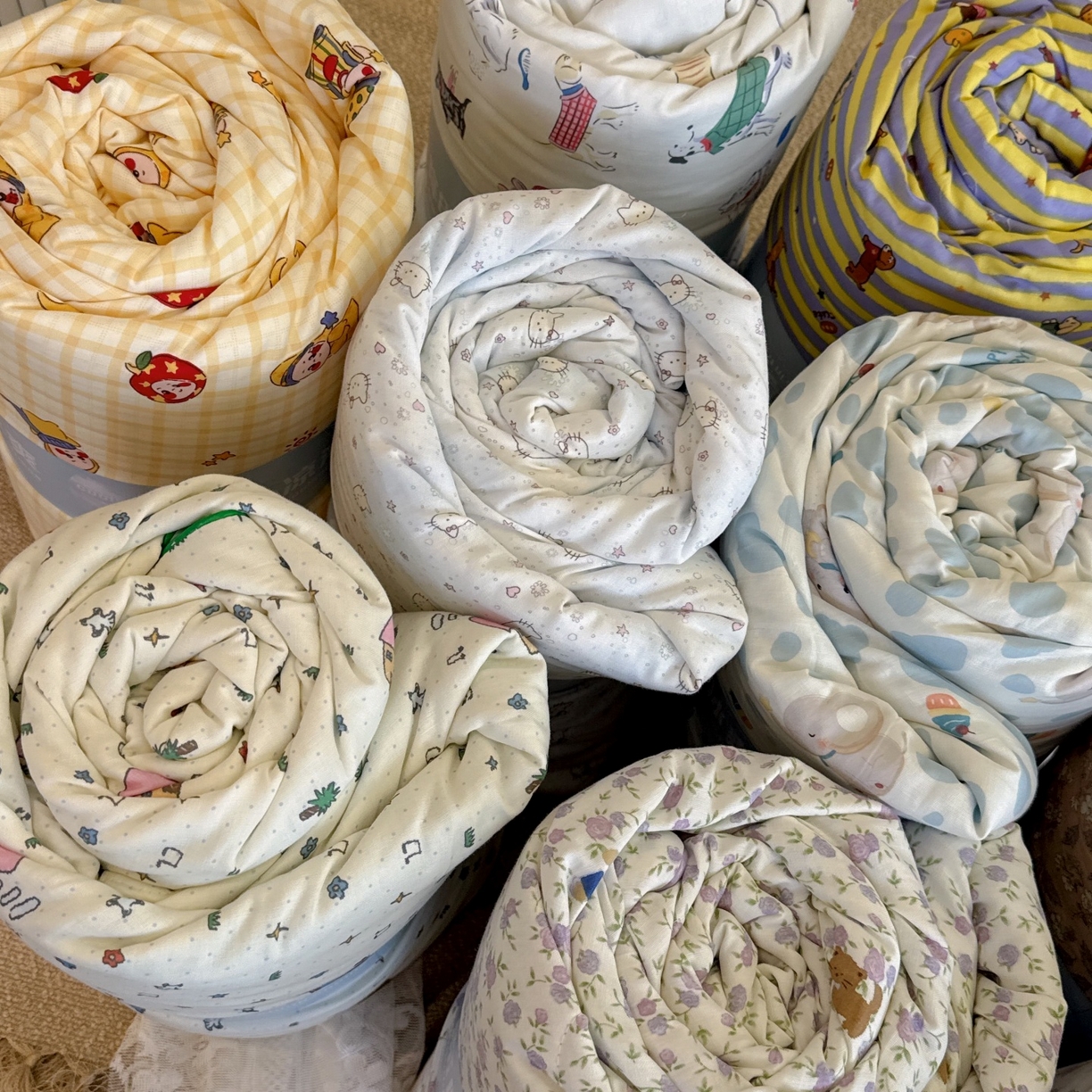 91家纺网 家纺一手货源 找家纺 兜米家居 2026春夏新款小红书热销款有氧全棉纯棉双层纱双感冰纱被夏凉被被子被芯 组合图仅供参考