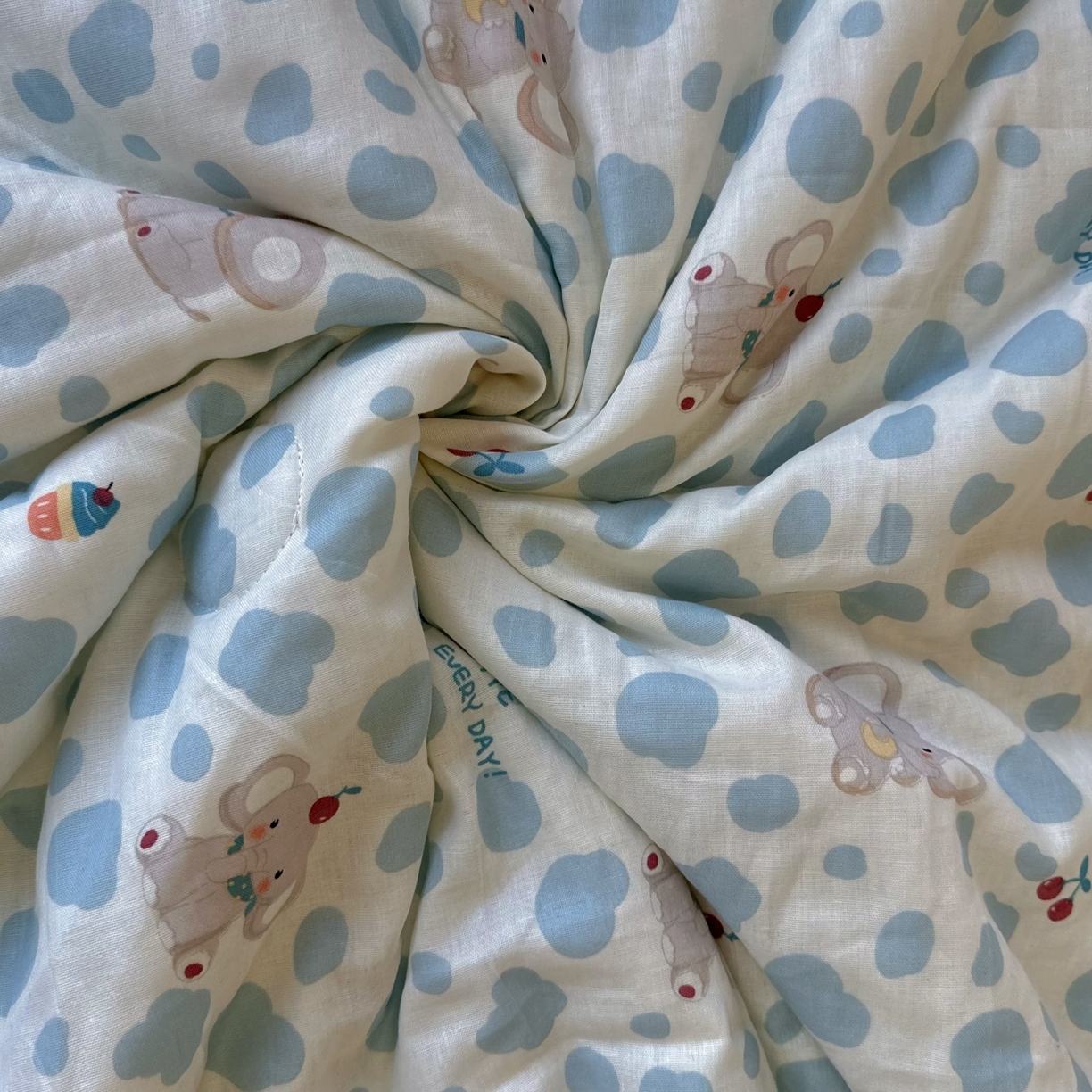 91家纺网 家纺一手货源 找家纺 兜米家居 2026春夏新款小红书热销款有氧全棉纯棉双层纱双感冰纱被夏凉被被子被芯 斑点象