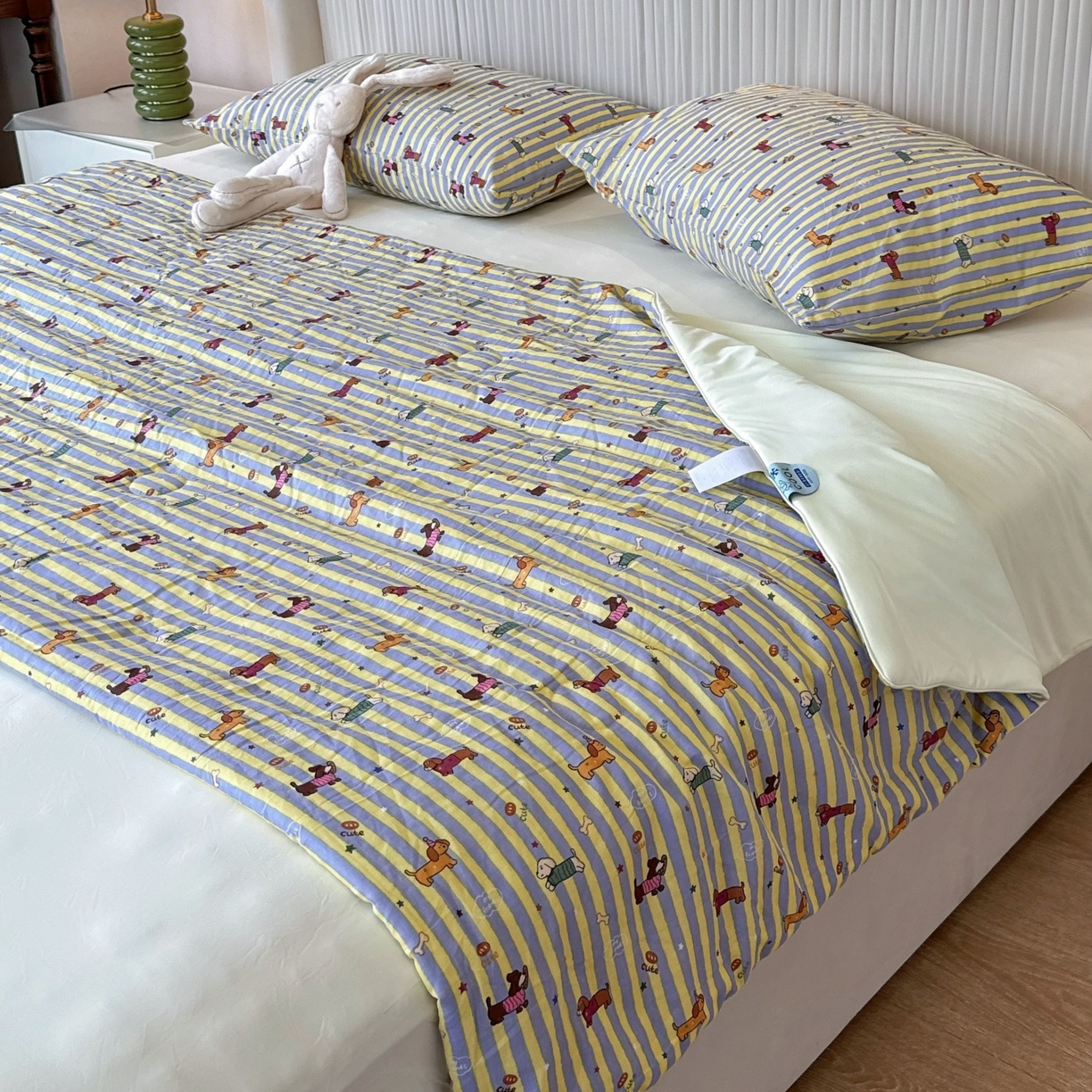 91家纺网 家纺一手货源 找家纺 兜米家居 2026春夏新款小红书热销款有氧全棉纯棉双层纱双感冰纱被夏凉被被子被芯 条纹腊肠狗