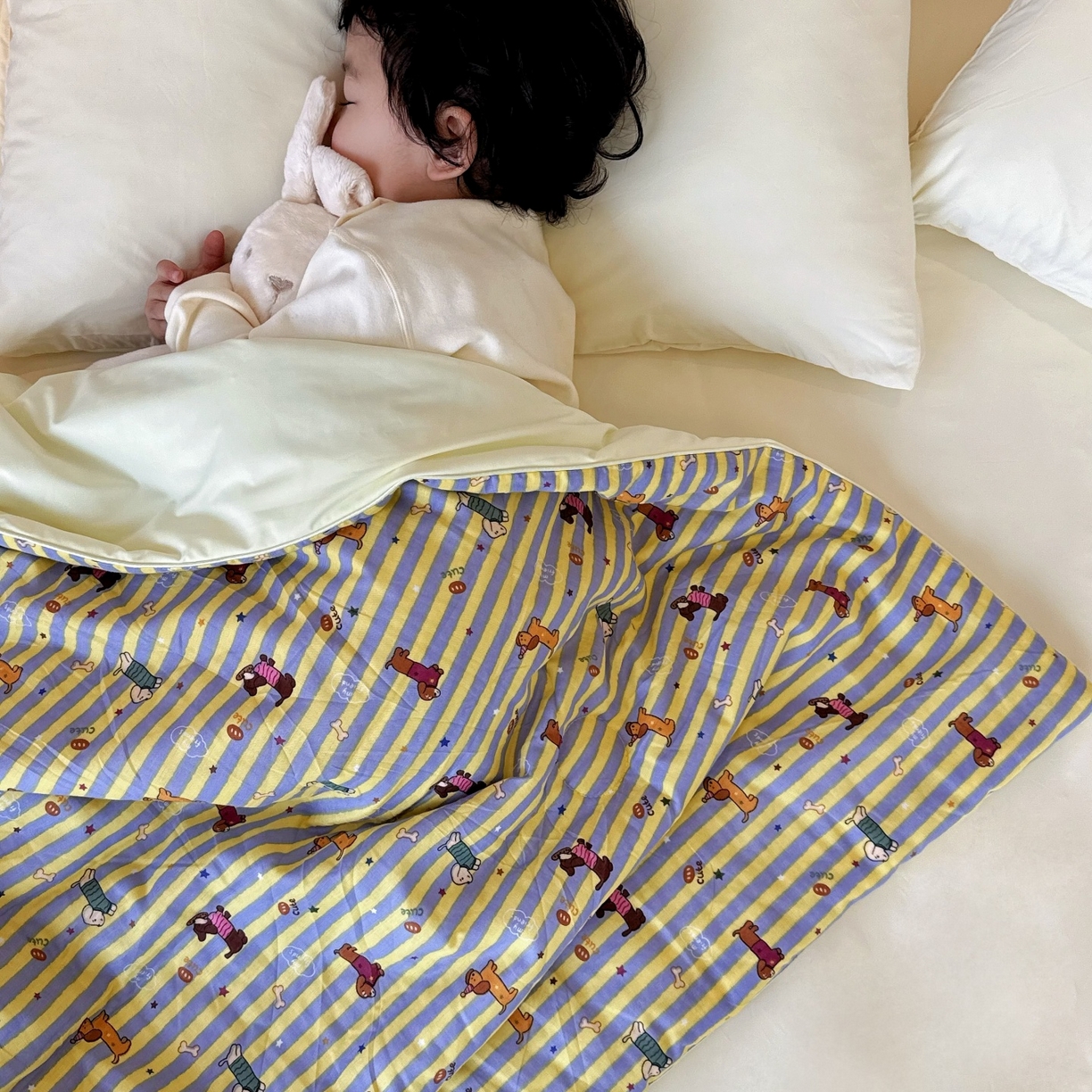 91家纺网 家纺一手货源 找家纺 兜米家居 2026春夏新款小红书热销款有氧全棉纯棉双层纱双感冰纱被夏凉被被子被芯 条纹腊肠狗