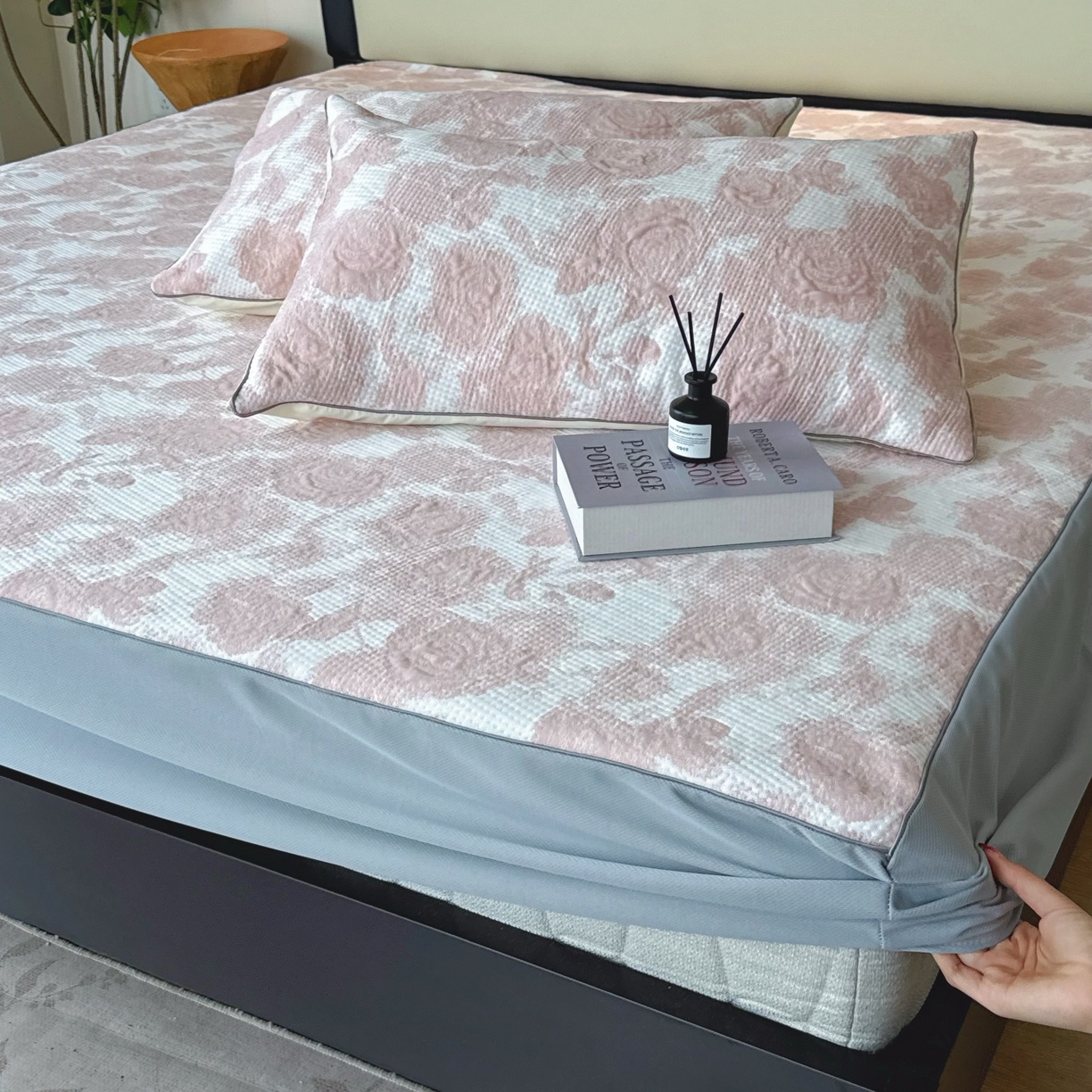 91家纺网 家纺一手货源 找家纺 兜米家居 2026春夏新款韩国冷感科技PE软凉席垫三件套【床笠款】 床笠款～玫瑰粉