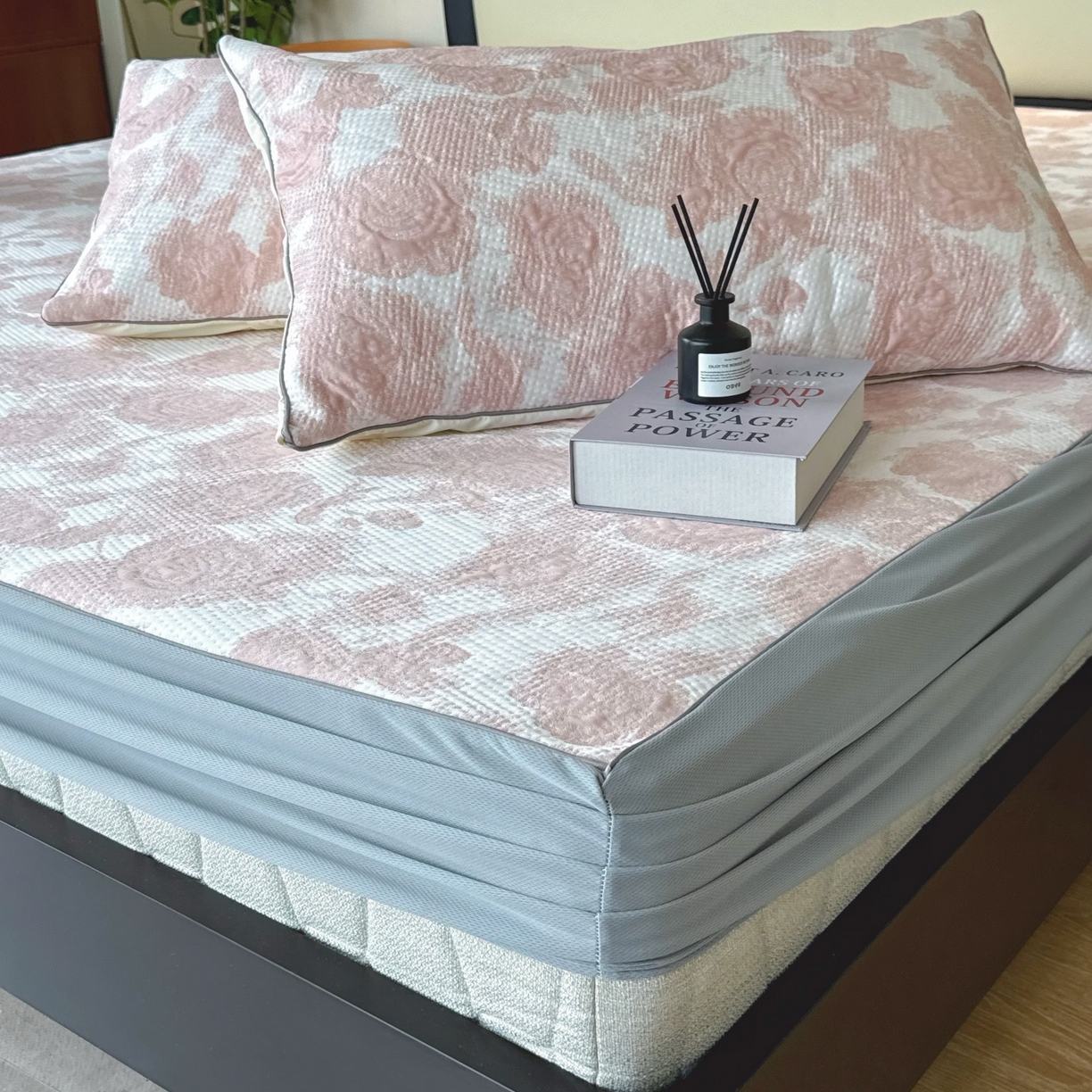 91家纺网 家纺一手货源 找家纺 兜米家居 2026春夏新款韩国冷感科技PE软凉席垫三件套【床笠款】 床笠款～玫瑰粉