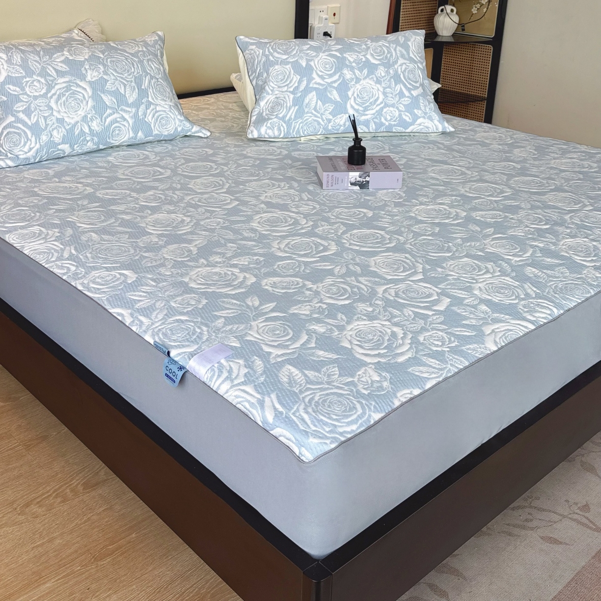 91家纺网 家纺一手货源 找家纺 兜米家居 2026春夏新款韩国冷感科技PE软凉席垫三件套【床笠款】 床笠款～玫瑰蓝