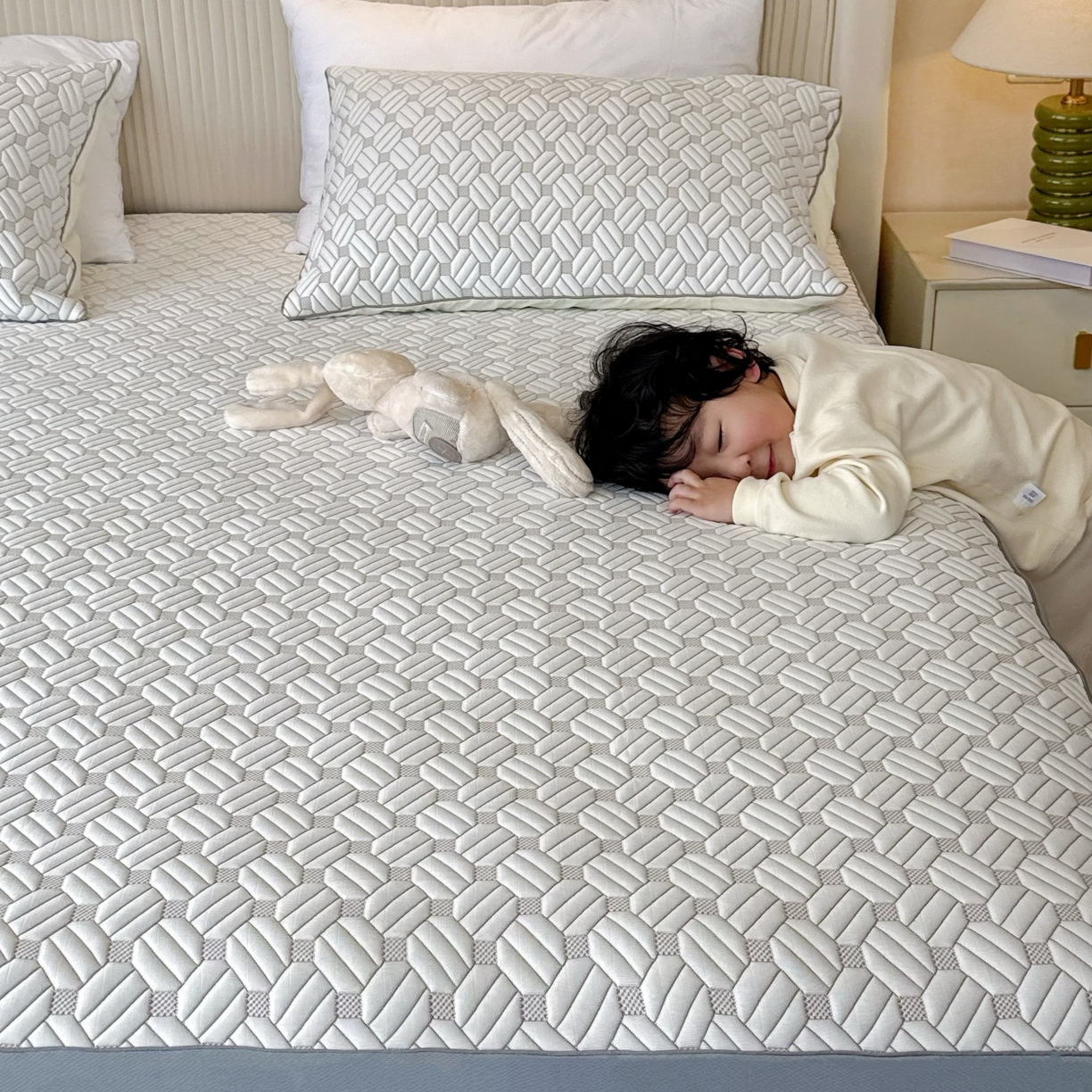 91家纺网 家纺一手货源 找家纺 兜米家居 2026春夏新款韩国凉感科技PE凉席床笠款三件套 几何浅咖