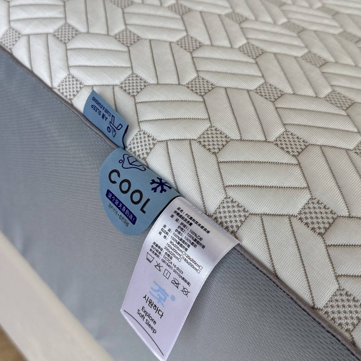 91家纺网 家纺一手货源 找家纺 兜米家居 2026春夏新款韩国凉感科技PE凉席床笠款三件套 几何浅咖