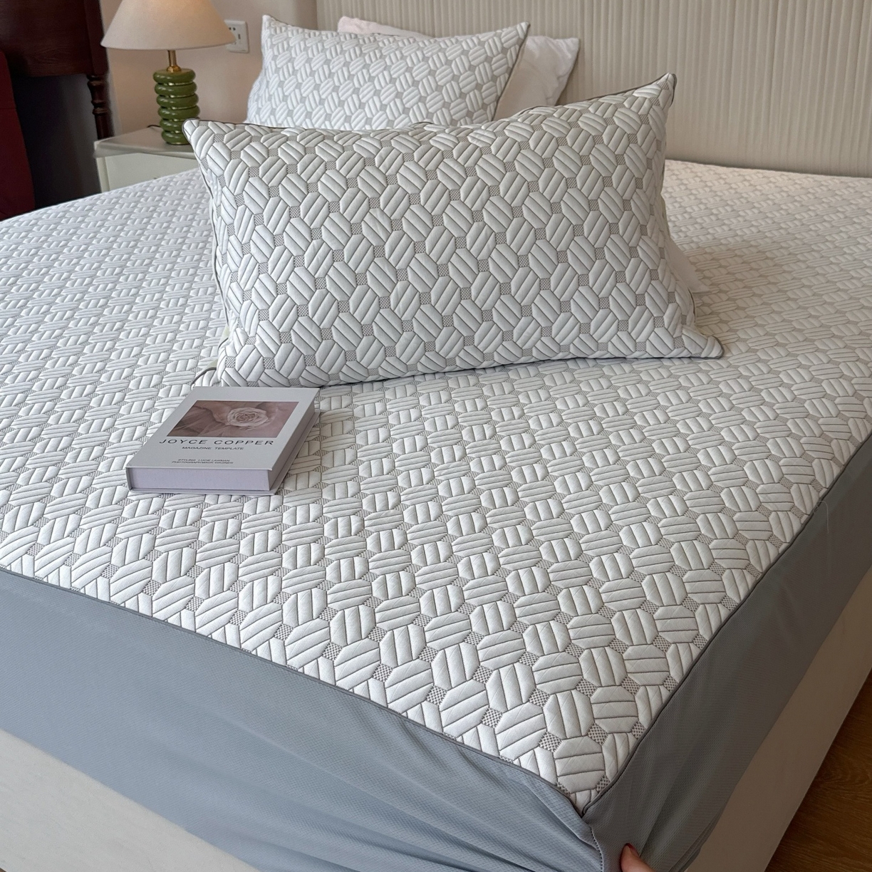 91家纺网 家纺一手货源 找家纺 兜米家居 2026春夏新款韩国凉感科技PE凉席床笠款三件套 几何浅咖