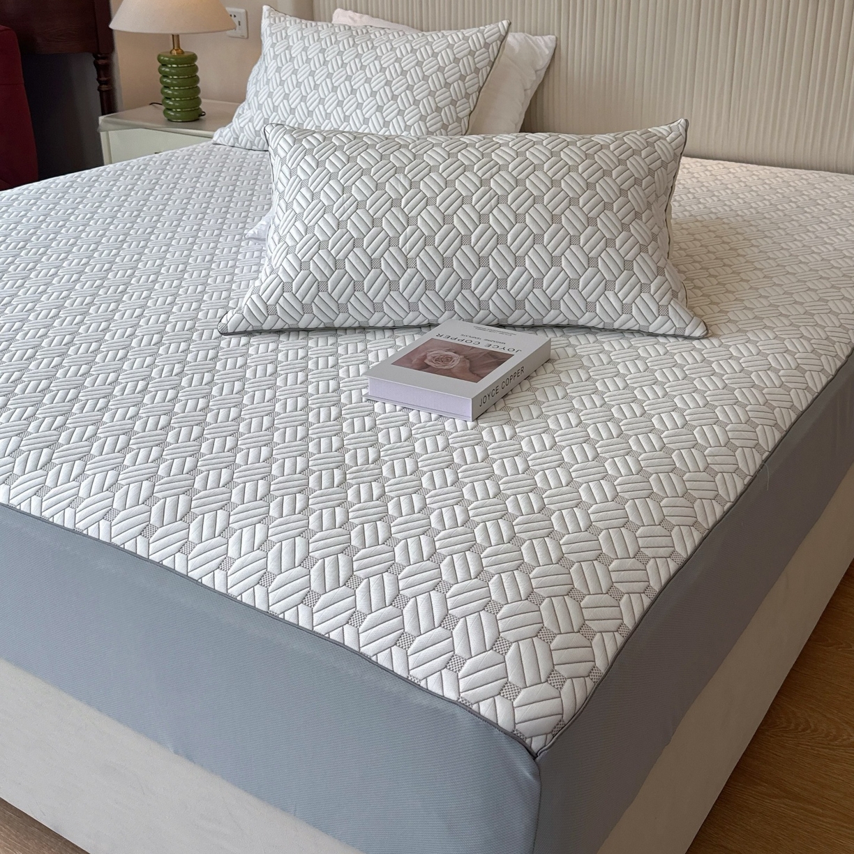 91家纺网 家纺一手货源 找家纺 兜米家居 2026春夏新款韩国凉感科技PE凉席床笠款三件套 几何浅咖