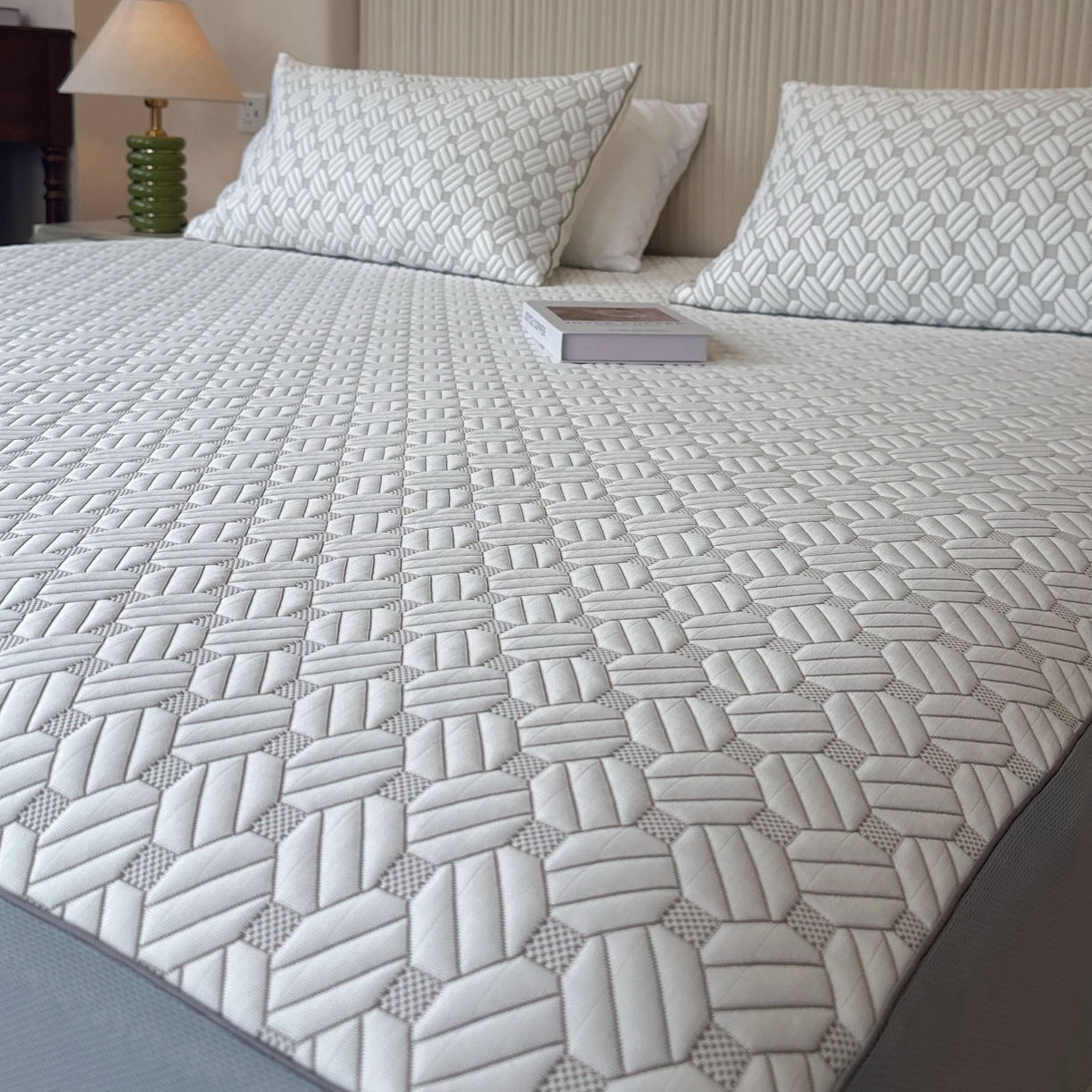 91家纺网 家纺一手货源 找家纺 兜米家居 2026春夏新款韩国凉感科技PE凉席床笠款三件套 几何浅咖