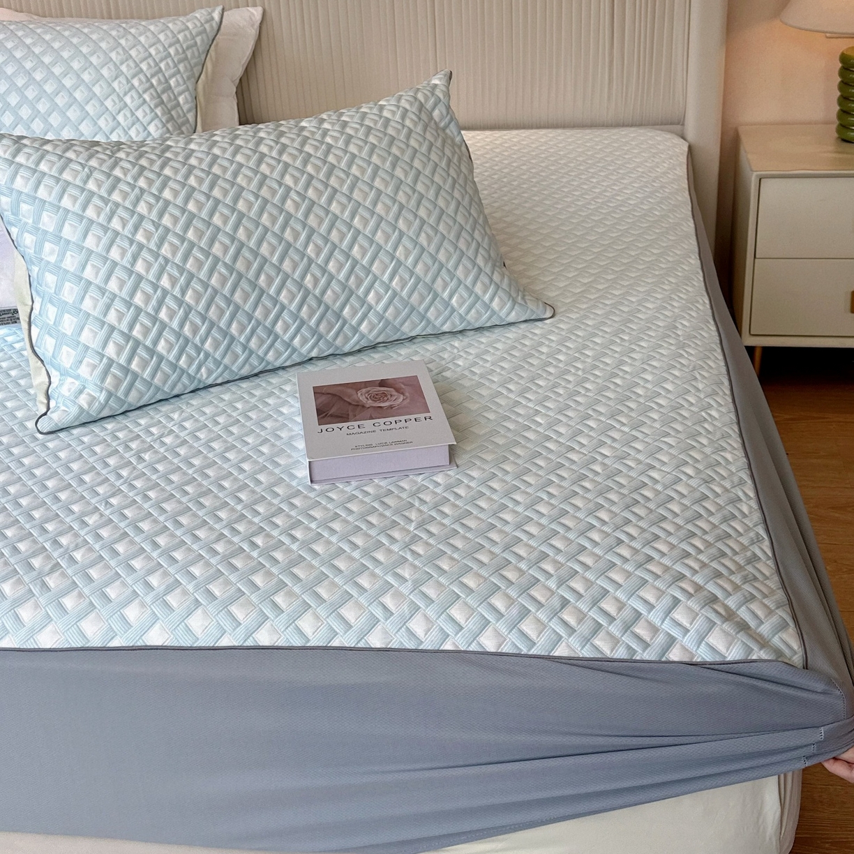 91家纺网 家纺一手货源 找家纺 兜米家居 2026春夏新款韩国凉感科技PE凉席床笠款三件套 蓝织冰格