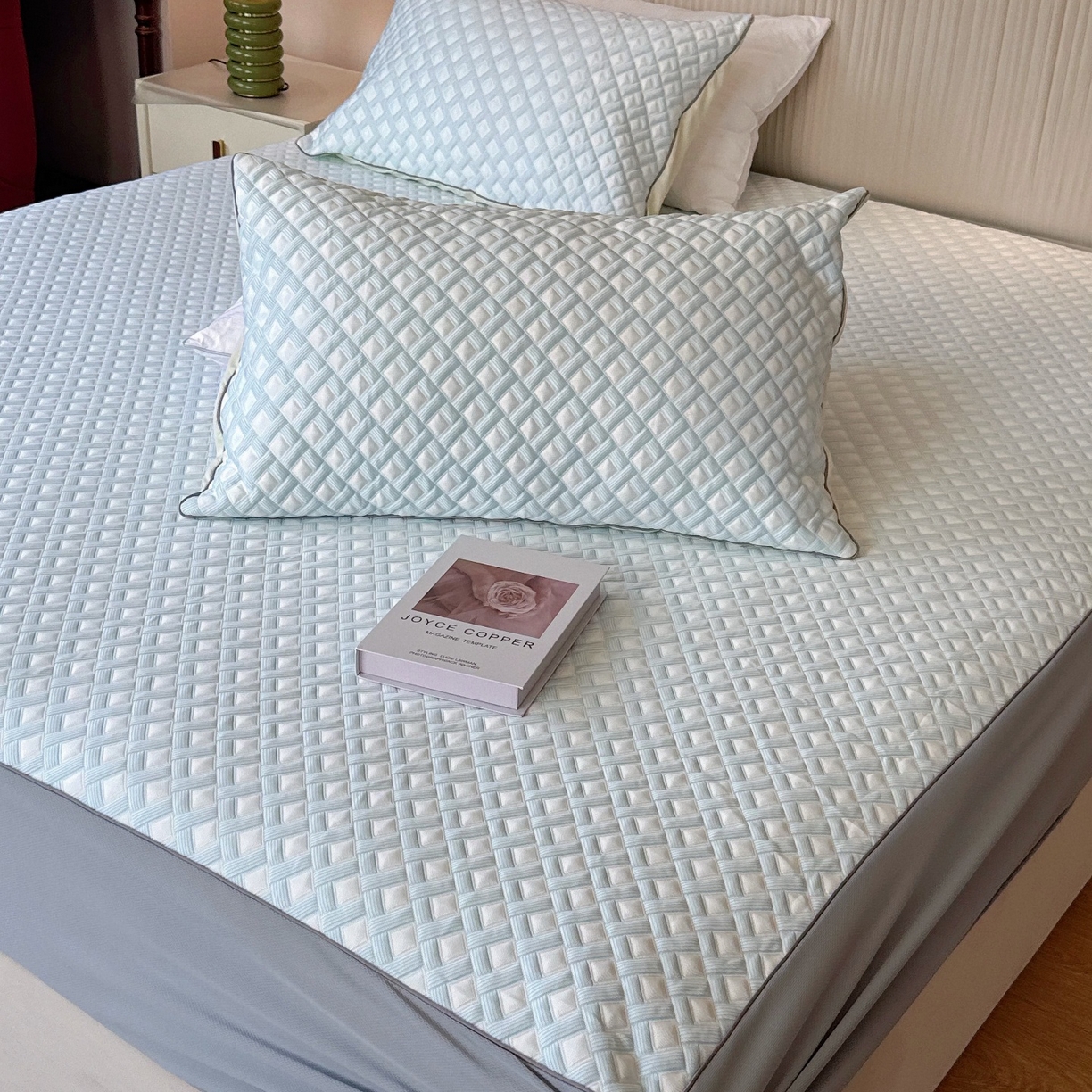 91家纺网 家纺一手货源 找家纺 兜米家居 2026春夏新款韩国凉感科技PE凉席床笠款三件套 蓝织冰格