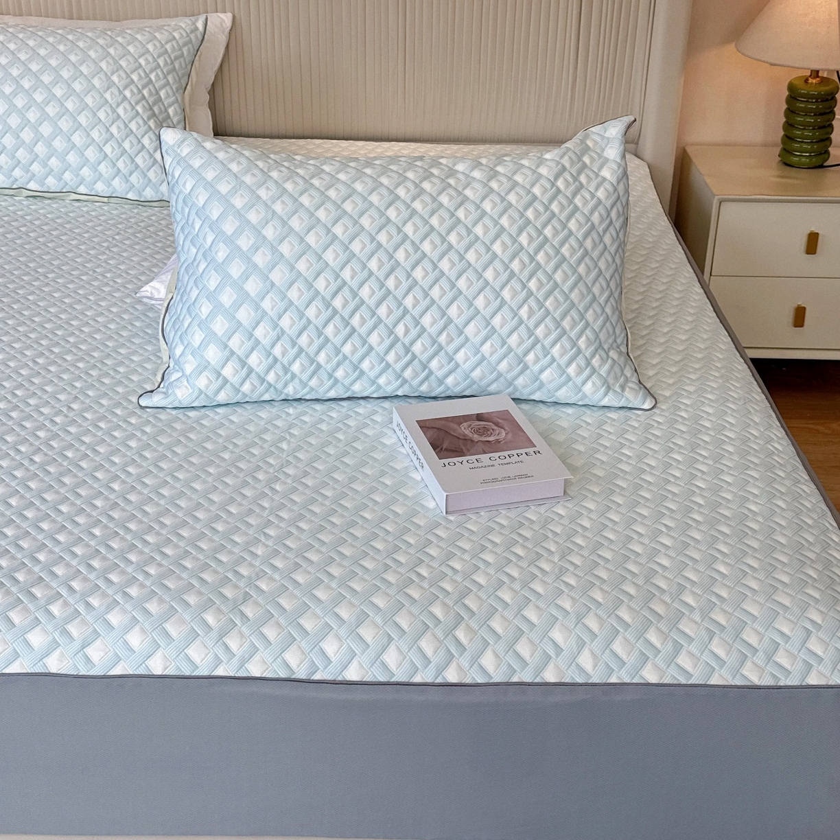 91家纺网 家纺一手货源 找家纺 兜米家居 2026春夏新款韩国凉感科技PE凉席床笠款三件套 蓝织冰格