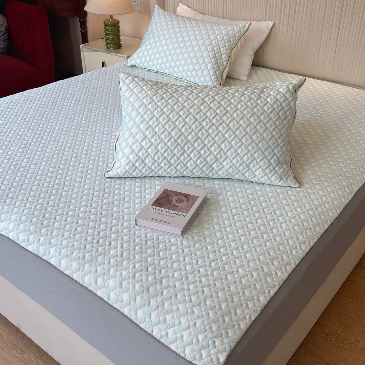 91家纺网 家纺一手货源 找家纺 兜米家居 2026春夏新款韩国凉感科技PE凉席床笠款三件套 蓝织冰格