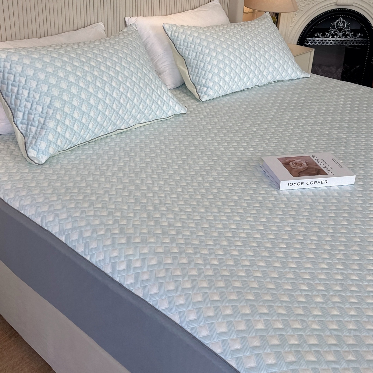 91家纺网 家纺一手货源 找家纺 兜米家居 2026春夏新款韩国凉感科技PE凉席床笠款三件套 蓝织冰格