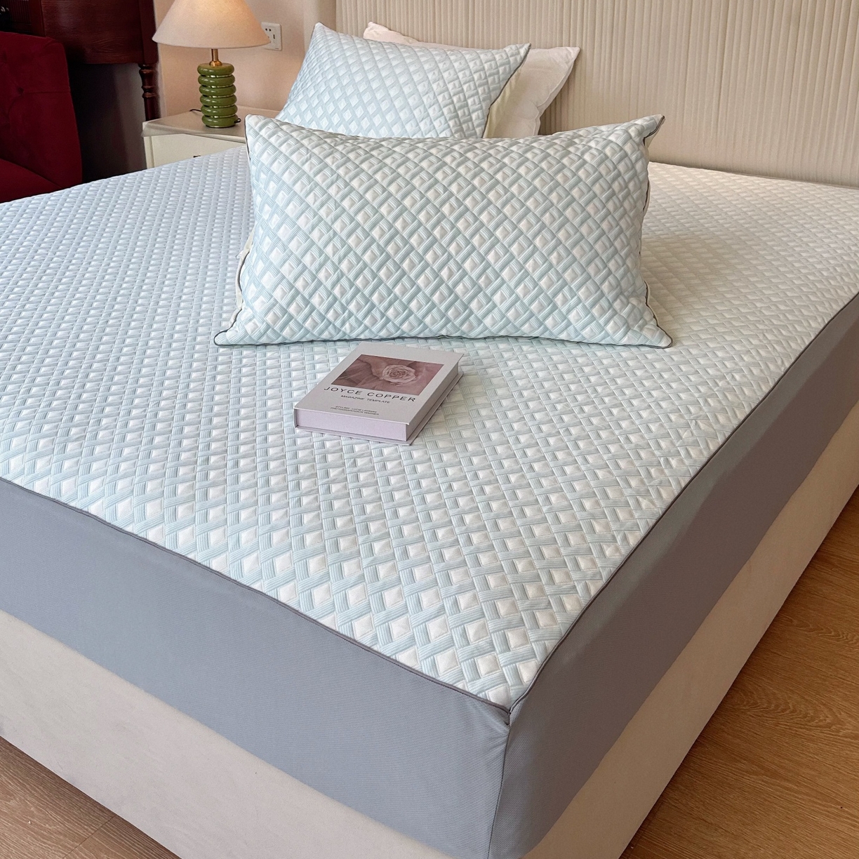 91家纺网 家纺一手货源 找家纺 兜米家居 2026春夏新款韩国凉感科技PE凉席床笠款三件套 蓝织冰格