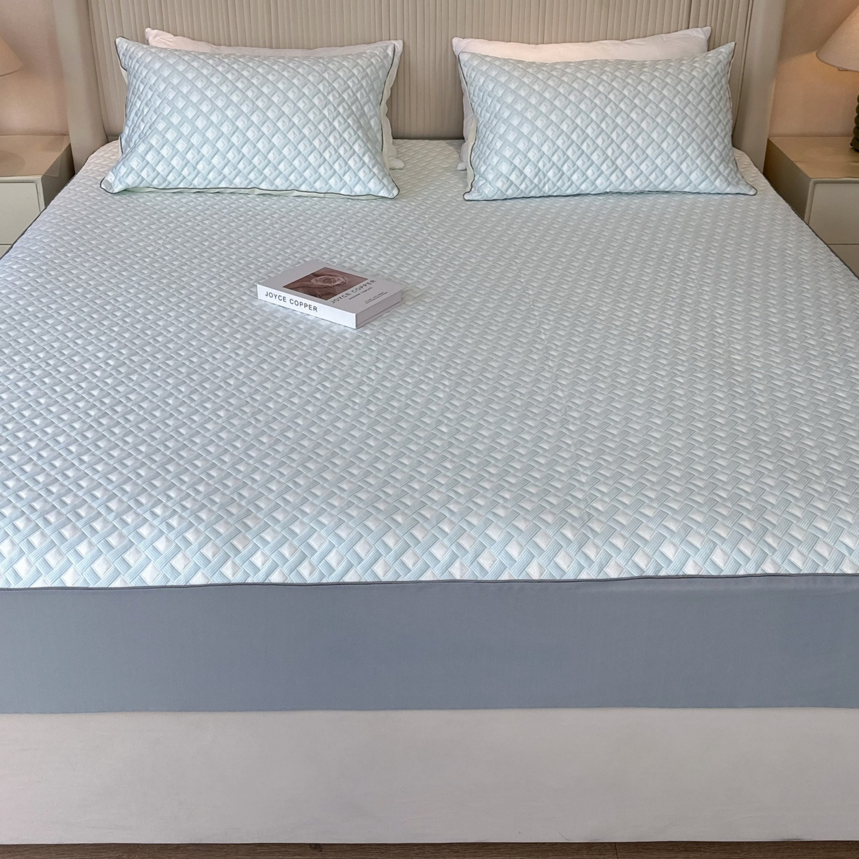 91家纺网 家纺一手货源 找家纺 兜米家居 2026春夏新款韩国凉感科技PE凉席床笠款三件套 蓝织冰格