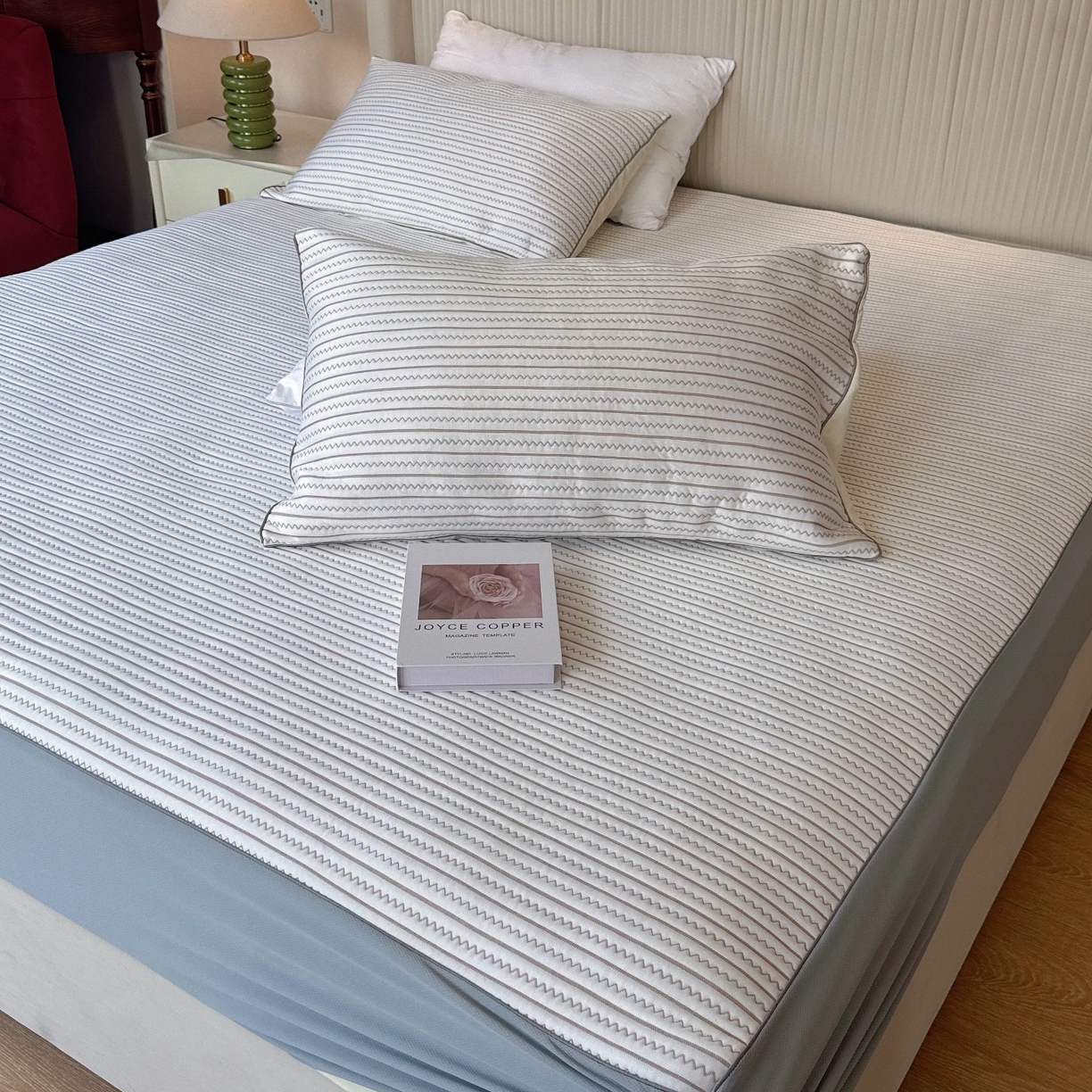 91家纺网 家纺一手货源 找家纺 兜米家居 2026春夏新款韩国凉感科技PE凉席床笠款三件套 条纹咖