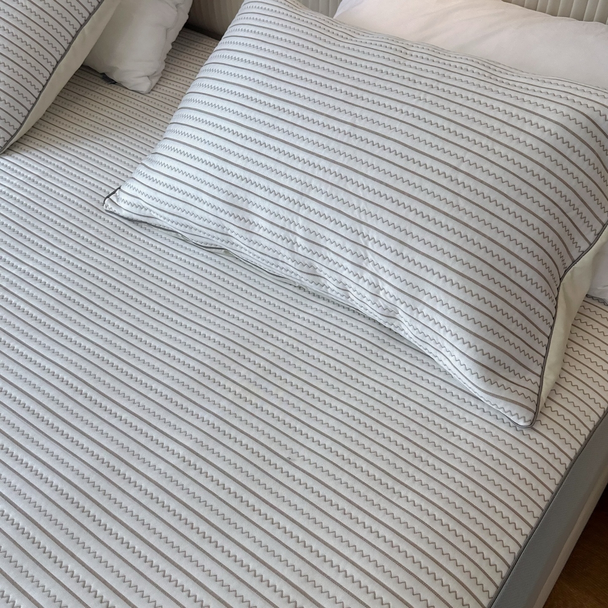 91家纺网 家纺一手货源 找家纺 兜米家居 2026春夏新款韩国凉感科技PE凉席床笠款三件套 条纹咖