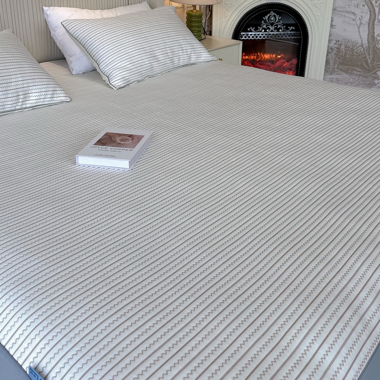 91家纺网 家纺一手货源 找家纺 兜米家居 2026春夏新款韩国凉感科技PE凉席床笠款三件套 条纹咖